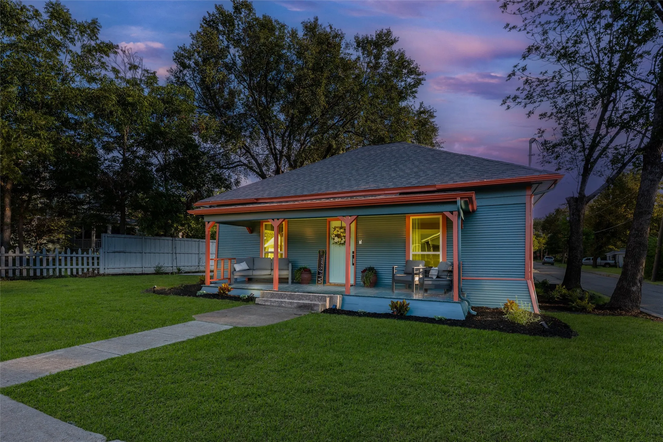 Single Family Residence For Sale in Collin County , 809 W Lamar Street, Mc Kinney, Texas 75069, 2 Bedroom, 1 Bathroom, Garage spaces, 1,190 Sqft, built in 1962, mls#21154944, Real Estate Agent in Mc Kinney, Homes For Sale in Collin county, Homes For Sale in Mc Kinney, Realtor in Mc Kinney Texas, Real Estate Brokerage Independent Realty Texas, Luminita Cordes Realtor
