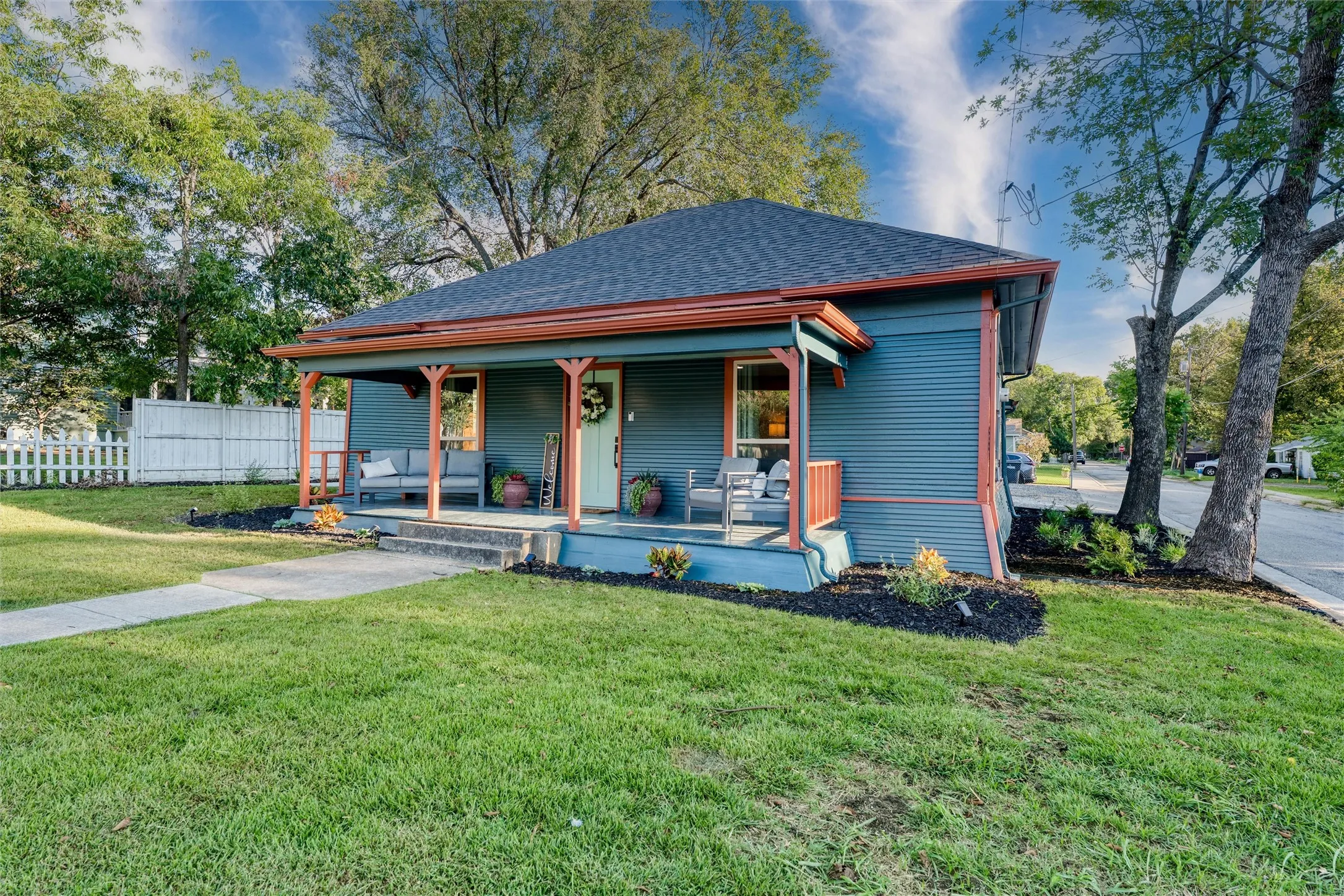 Single Family Residence For Sale in Collin County , 809 W Lamar Street, Mc Kinney, Texas 75069, 2 Bedroom, 1 Bathroom, Garage spaces, 1,190 Sqft, built in 1962, mls#21154944, Real Estate Agent in Mc Kinney, Homes For Sale in Collin county, Homes For Sale in Mc Kinney, Realtor in Mc Kinney Texas, Real Estate Brokerage Independent Realty Texas, Luminita Cordes Realtor