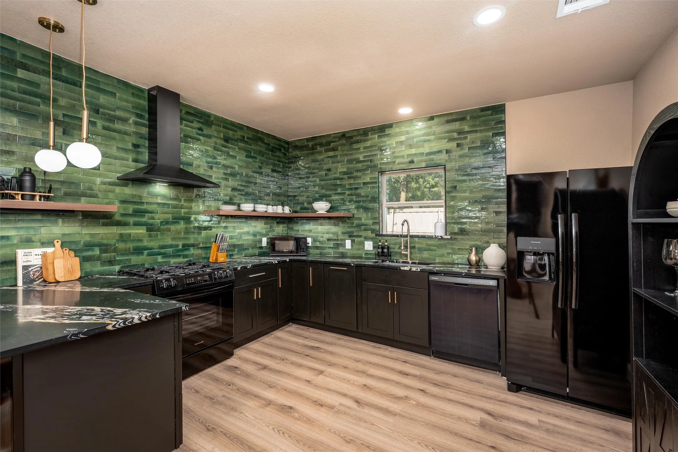 Single Family Residence For Sale in Collin County , 809 W Lamar Street, Mc Kinney, Texas 75069, 2 Bedroom, 1 Bathroom, Garage spaces, 1,190 Sqft, built in 1962, mls#21154944, Real Estate Agent in Mc Kinney, Homes For Sale in Collin county, Homes For Sale in Mc Kinney, Realtor in Mc Kinney Texas, Real Estate Brokerage Independent Realty Texas, Luminita Cordes Realtor