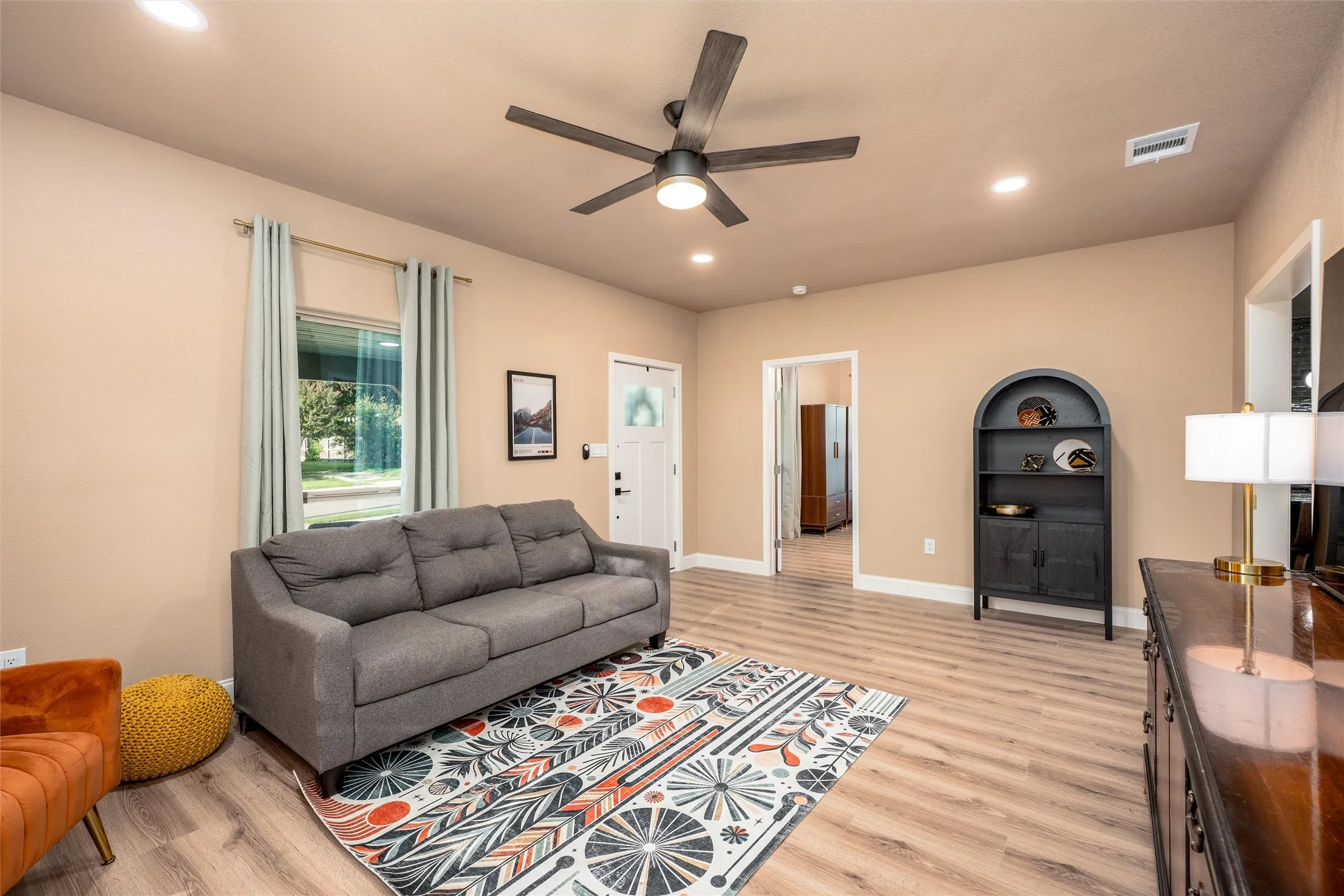 Single Family Residence For Sale in Collin County , 809 W Lamar Street, Mc Kinney, Texas 75069, 2 Bedroom, 1 Bathroom, Garage spaces, 1,190 Sqft, built in 1962, mls#21154944, Real Estate Agent in Mc Kinney, Homes For Sale in Collin county, Homes For Sale in Mc Kinney, Realtor in Mc Kinney Texas, Real Estate Brokerage Independent Realty Texas, Luminita Cordes Realtor