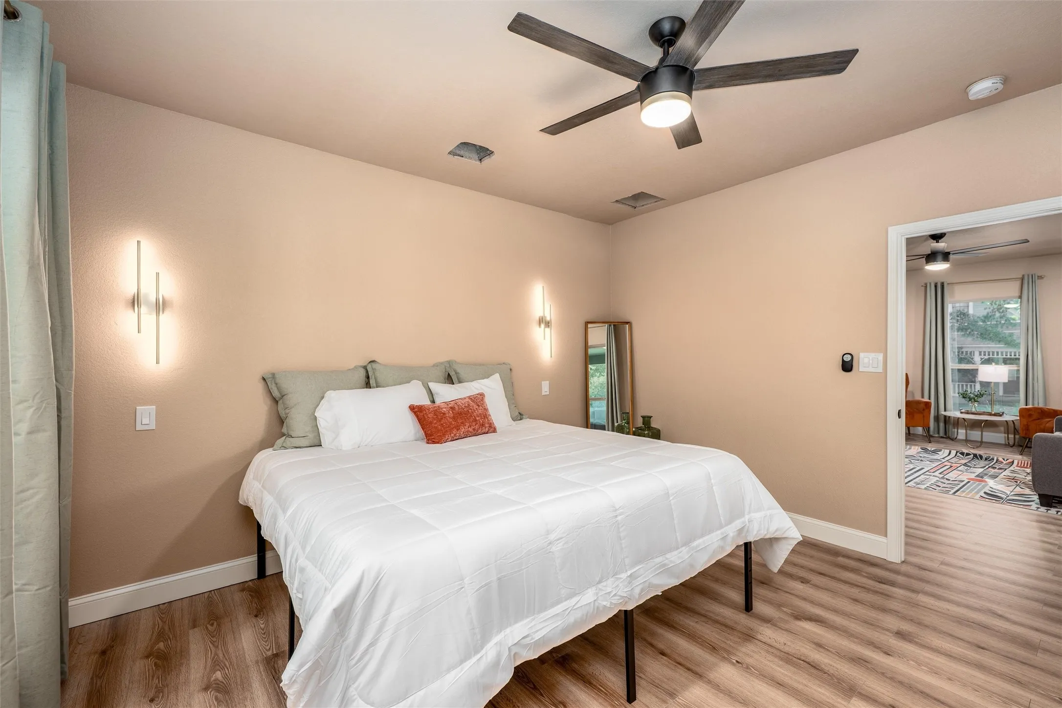 Single Family Residence For Sale in Collin County , 809 W Lamar Street, Mc Kinney, Texas 75069, 2 Bedroom, 1 Bathroom, Garage spaces, 1,190 Sqft, built in 1962, mls#21154944, Real Estate Agent in Mc Kinney, Homes For Sale in Collin county, Homes For Sale in Mc Kinney, Realtor in Mc Kinney Texas, Real Estate Brokerage Independent Realty Texas, Luminita Cordes Realtor