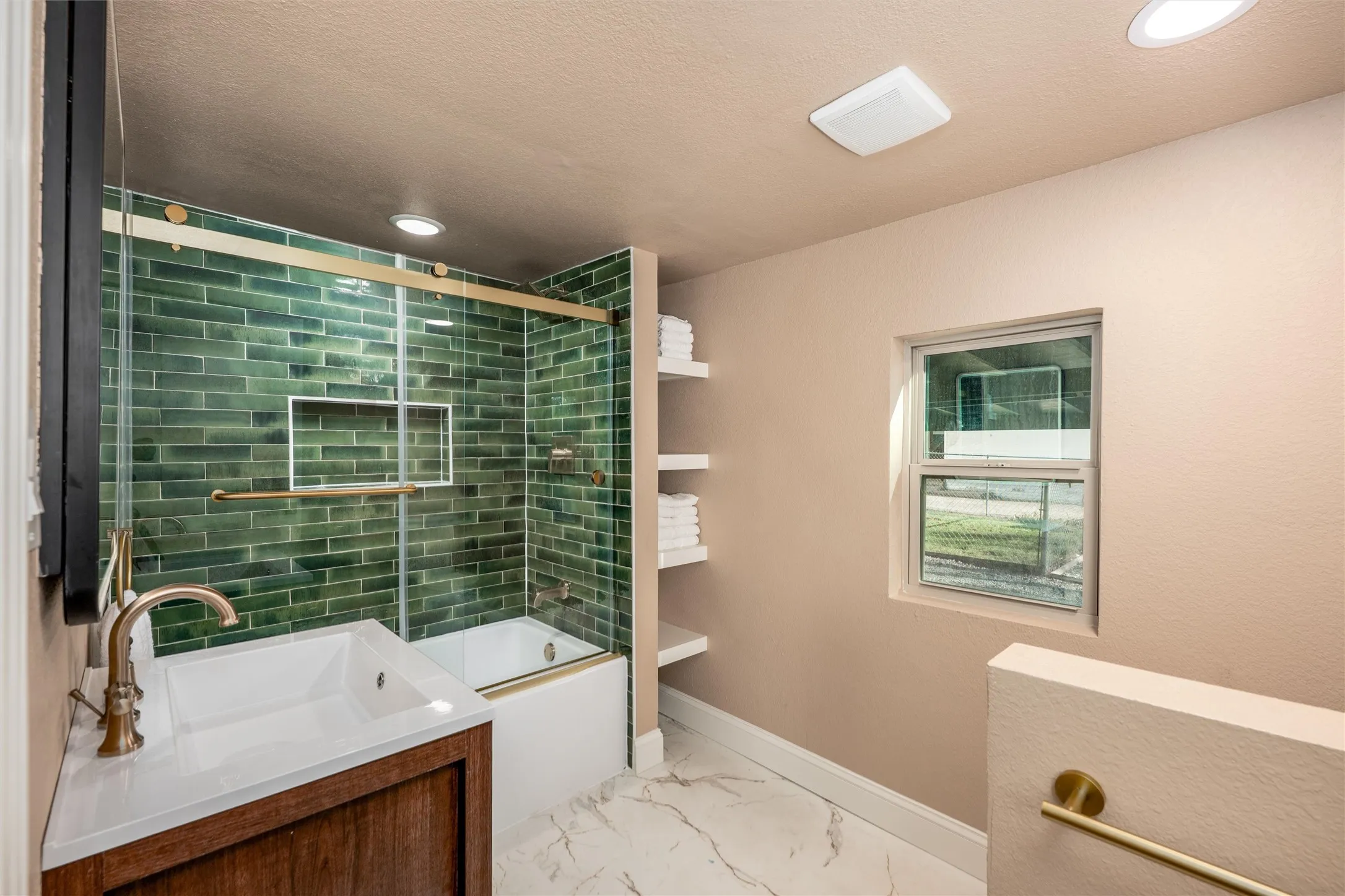 Single Family Residence For Sale in Collin County , 809 W Lamar Street, Mc Kinney, Texas 75069, 2 Bedroom, 1 Bathroom, Garage spaces, 1,190 Sqft, built in 1962, mls#21154944, Real Estate Agent in Mc Kinney, Homes For Sale in Collin county, Homes For Sale in Mc Kinney, Realtor in Mc Kinney Texas, Real Estate Brokerage Independent Realty Texas, Luminita Cordes Realtor