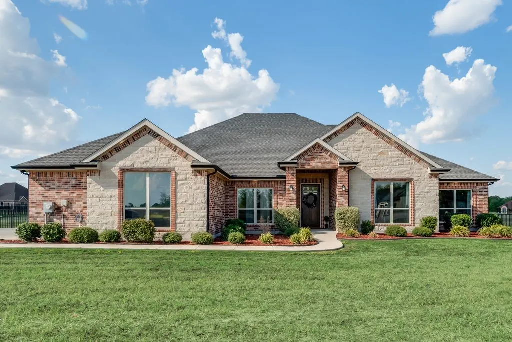 Single Family Residence For Sale in Kaufman County , 1044 Encino Court, Wills Point, Texas 75169, 5 Bedroom, 3 Bathroom, 2 Garage spaces, 2,753 Sqft, built in 2022, mls#21155129, Real Estate Agent in Wills Point, Homes For Sale in Kaufman county, Homes For Sale in Wills Point, Realtor in Wills Point Texas, Real Estate Brokerage Independent Realty Texas, Luminita Cordes Realtor