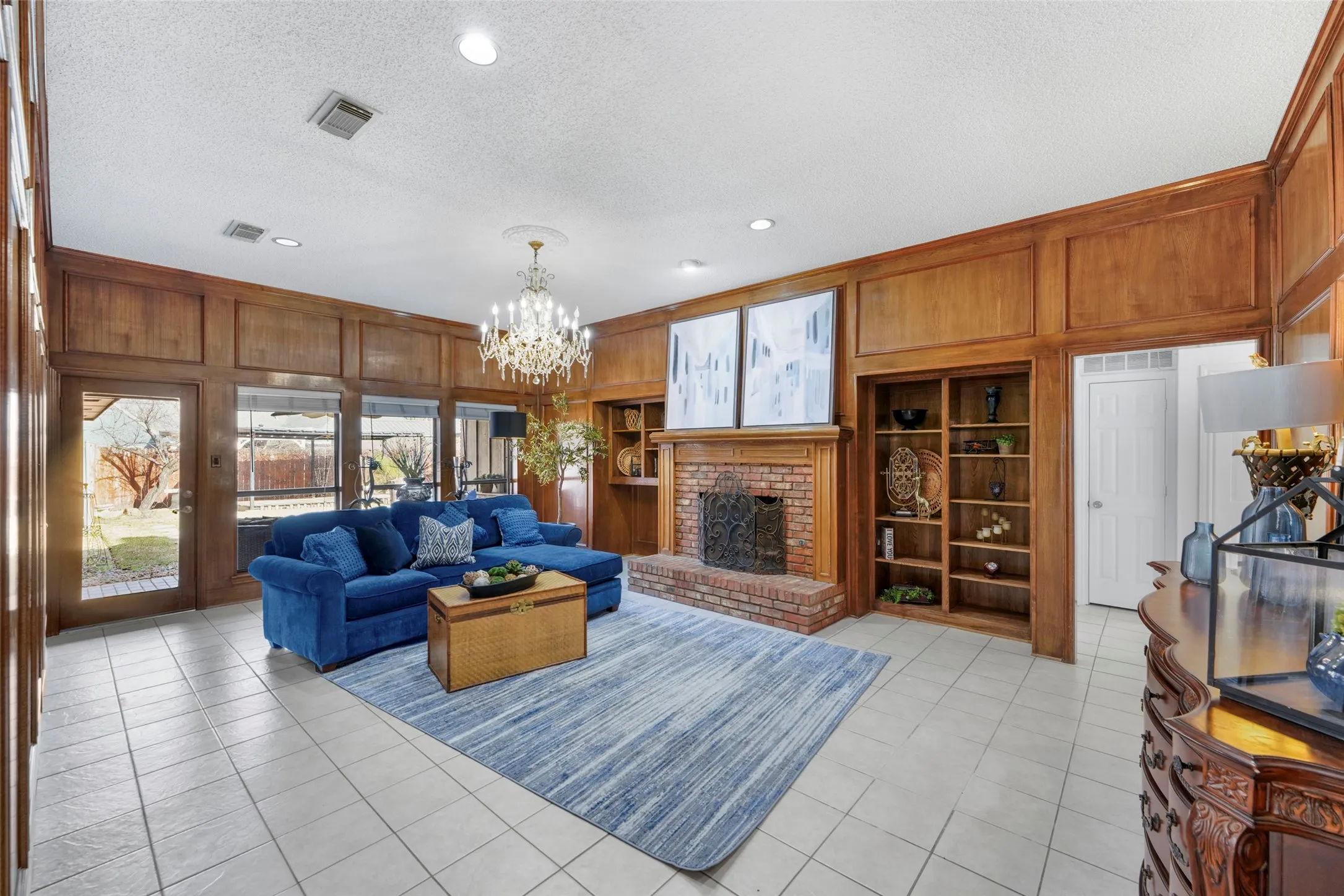 Single Family Residence For Sale in Dallas County , 6018 Raleigh Drive, Garland, Texas 75044, 3 Bedroom, 3 Bathroom, 2 Garage spaces, 2,219 Sqft, built in 1983, mls#21155108, Real Estate Agent in Garland, Homes For Sale in Dallas county, Homes For Sale in Garland, Realtor in Garland Texas, Real Estate Brokerage Independent Realty Texas, Luminita Cordes Realtor