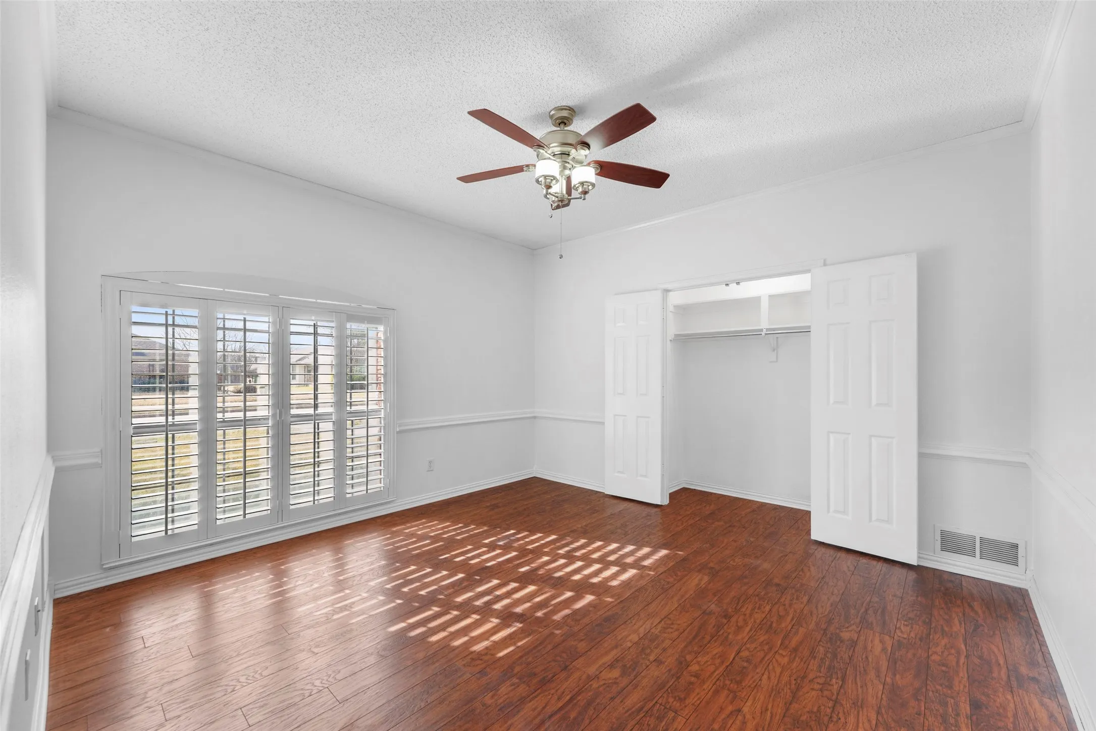 Single Family Residence For Sale in Dallas County , 6018 Raleigh Drive, Garland, Texas 75044, 3 Bedroom, 3 Bathroom, 2 Garage spaces, 2,219 Sqft, built in 1983, mls#21155108, Real Estate Agent in Garland, Homes For Sale in Dallas county, Homes For Sale in Garland, Realtor in Garland Texas, Real Estate Brokerage Independent Realty Texas, Luminita Cordes Realtor