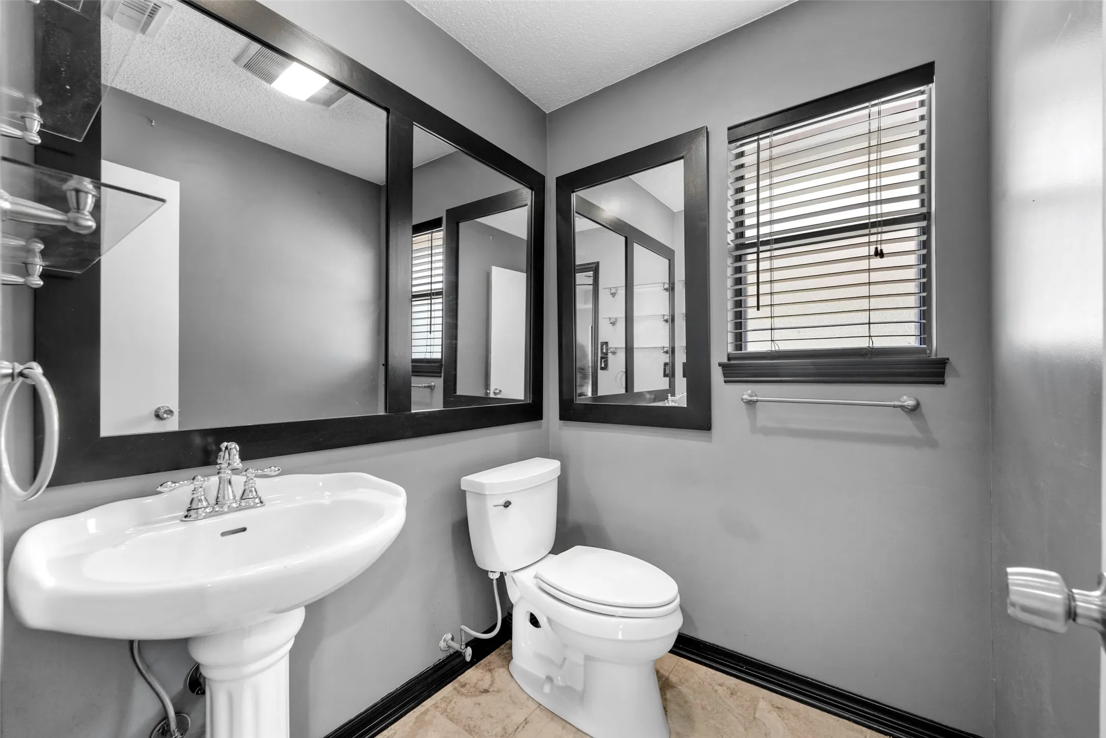 Single Family Residence For Sale in Dallas County , 6018 Raleigh Drive, Garland, Texas 75044, 3 Bedroom, 3 Bathroom, 2 Garage spaces, 2,219 Sqft, built in 1983, mls#21155108, Real Estate Agent in Garland, Homes For Sale in Dallas county, Homes For Sale in Garland, Realtor in Garland Texas, Real Estate Brokerage Independent Realty Texas, Luminita Cordes Realtor