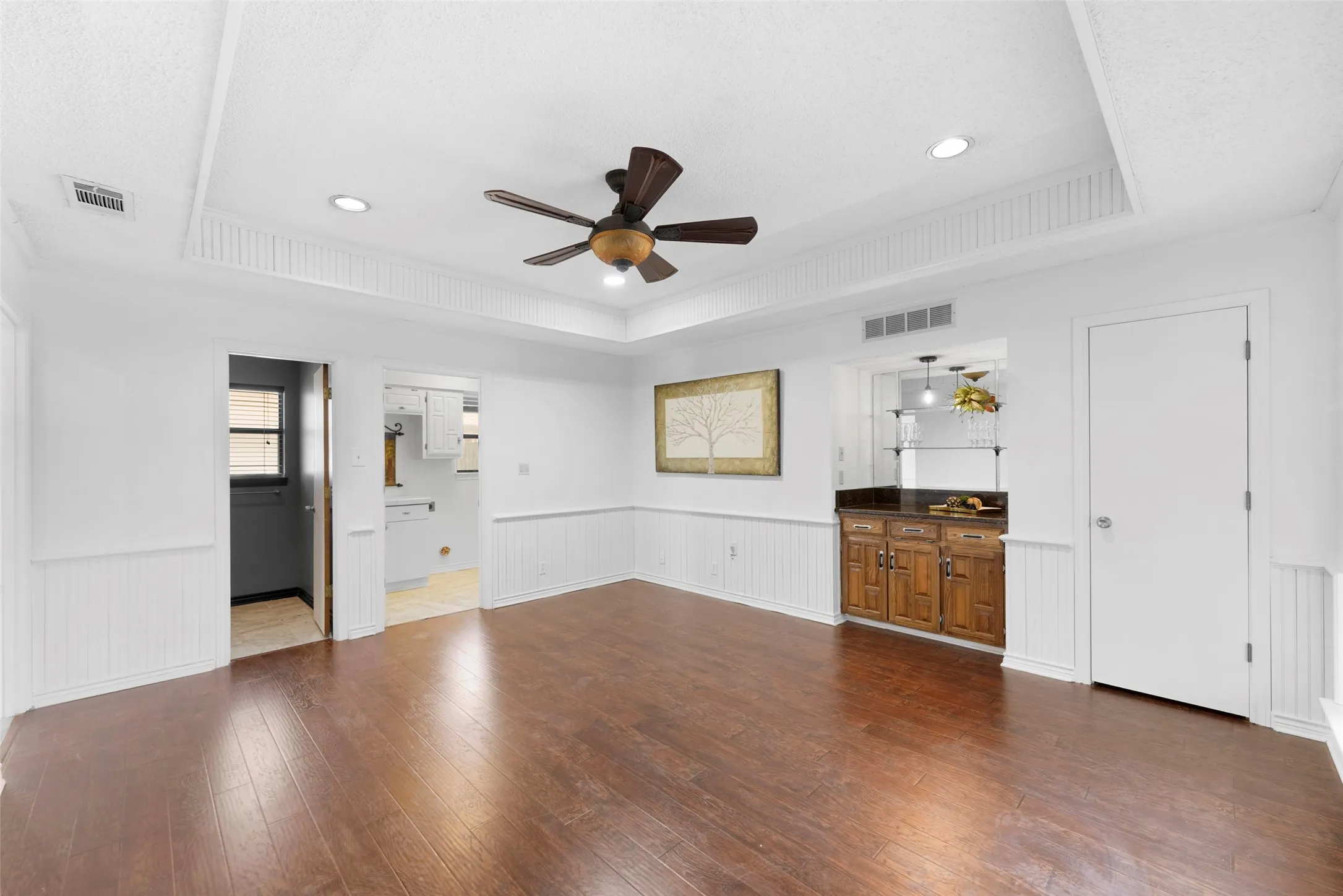 Single Family Residence For Sale in Dallas County , 6018 Raleigh Drive, Garland, Texas 75044, 3 Bedroom, 3 Bathroom, 2 Garage spaces, 2,219 Sqft, built in 1983, mls#21155108, Real Estate Agent in Garland, Homes For Sale in Dallas county, Homes For Sale in Garland, Realtor in Garland Texas, Real Estate Brokerage Independent Realty Texas, Luminita Cordes Realtor