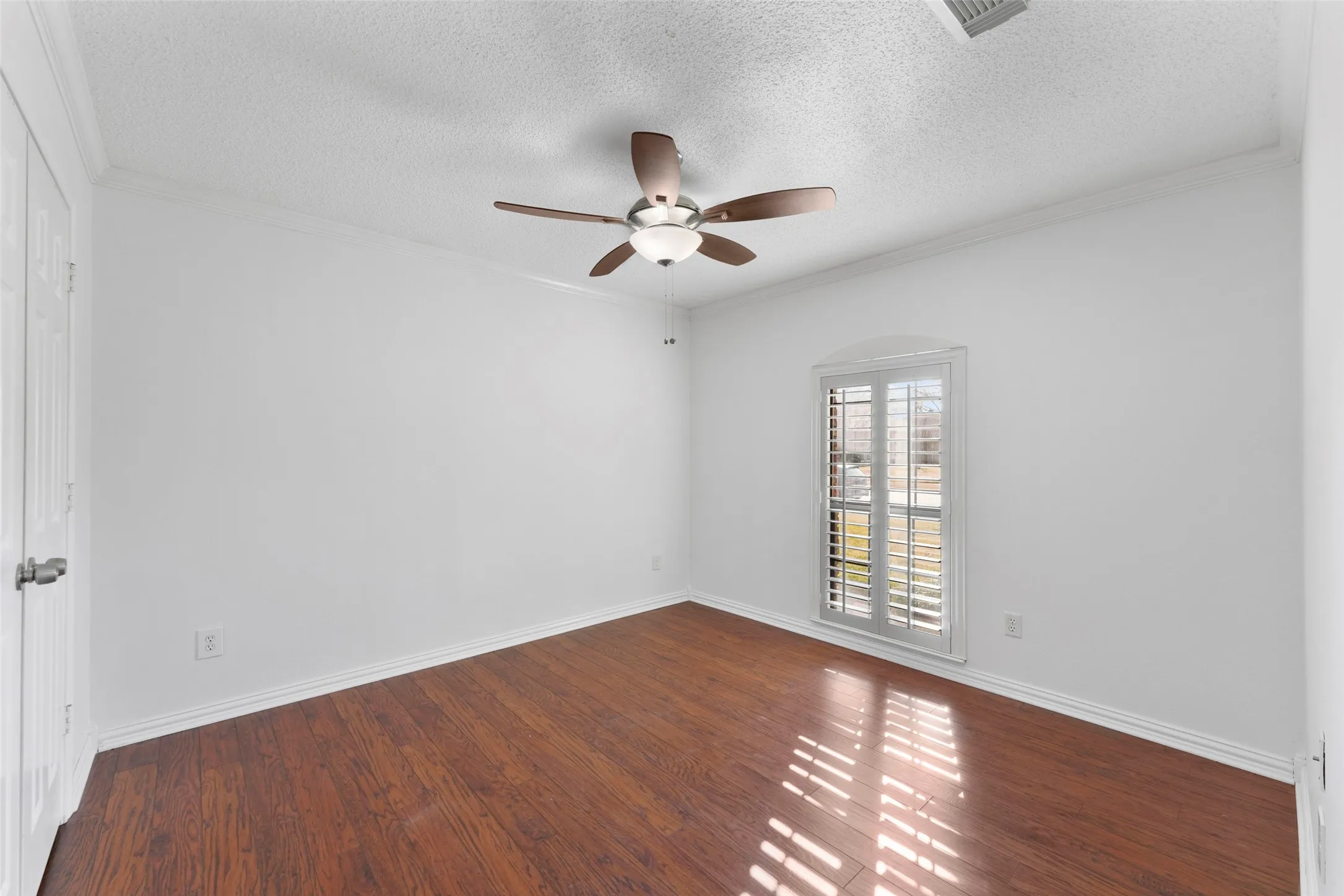Single Family Residence For Sale in Dallas County , 6018 Raleigh Drive, Garland, Texas 75044, 3 Bedroom, 3 Bathroom, 2 Garage spaces, 2,219 Sqft, built in 1983, mls#21155108, Real Estate Agent in Garland, Homes For Sale in Dallas county, Homes For Sale in Garland, Realtor in Garland Texas, Real Estate Brokerage Independent Realty Texas, Luminita Cordes Realtor