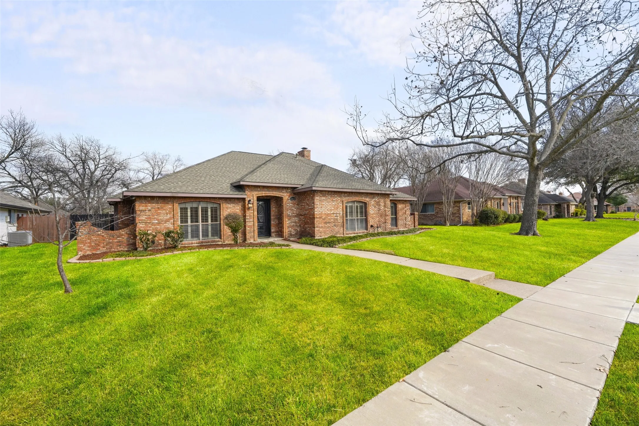 Single Family Residence For Sale in Dallas County , 6018 Raleigh Drive, Garland, Texas 75044, 3 Bedroom, 3 Bathroom, 2 Garage spaces, 2,219 Sqft, built in 1983, mls#21155108, Real Estate Agent in Garland, Homes For Sale in Dallas county, Homes For Sale in Garland, Realtor in Garland Texas, Real Estate Brokerage Independent Realty Texas, Luminita Cordes Realtor