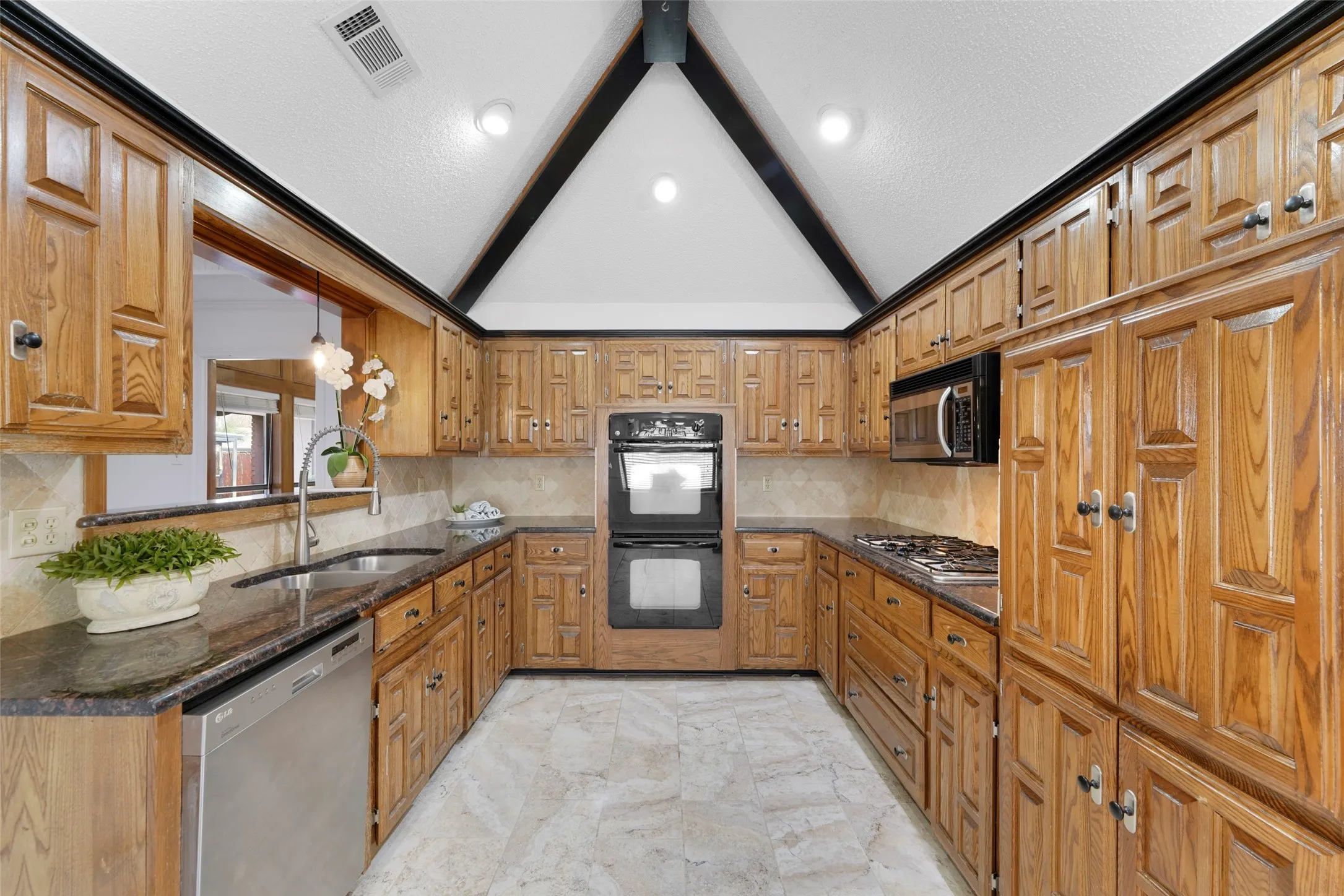Single Family Residence For Sale in Dallas County , 6018 Raleigh Drive, Garland, Texas 75044, 3 Bedroom, 3 Bathroom, 2 Garage spaces, 2,219 Sqft, built in 1983, mls#21155108, Real Estate Agent in Garland, Homes For Sale in Dallas county, Homes For Sale in Garland, Realtor in Garland Texas, Real Estate Brokerage Independent Realty Texas, Luminita Cordes Realtor