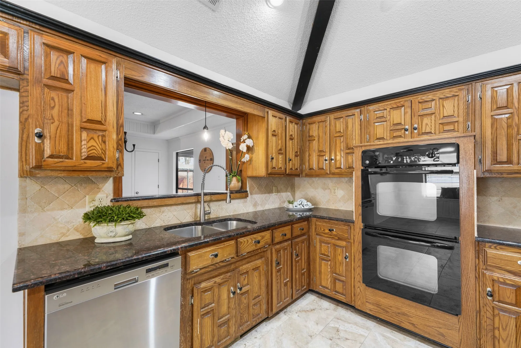 Single Family Residence For Sale in Dallas County , 6018 Raleigh Drive, Garland, Texas 75044, 3 Bedroom, 3 Bathroom, 2 Garage spaces, 2,219 Sqft, built in 1983, mls#21155108, Real Estate Agent in Garland, Homes For Sale in Dallas county, Homes For Sale in Garland, Realtor in Garland Texas, Real Estate Brokerage Independent Realty Texas, Luminita Cordes Realtor