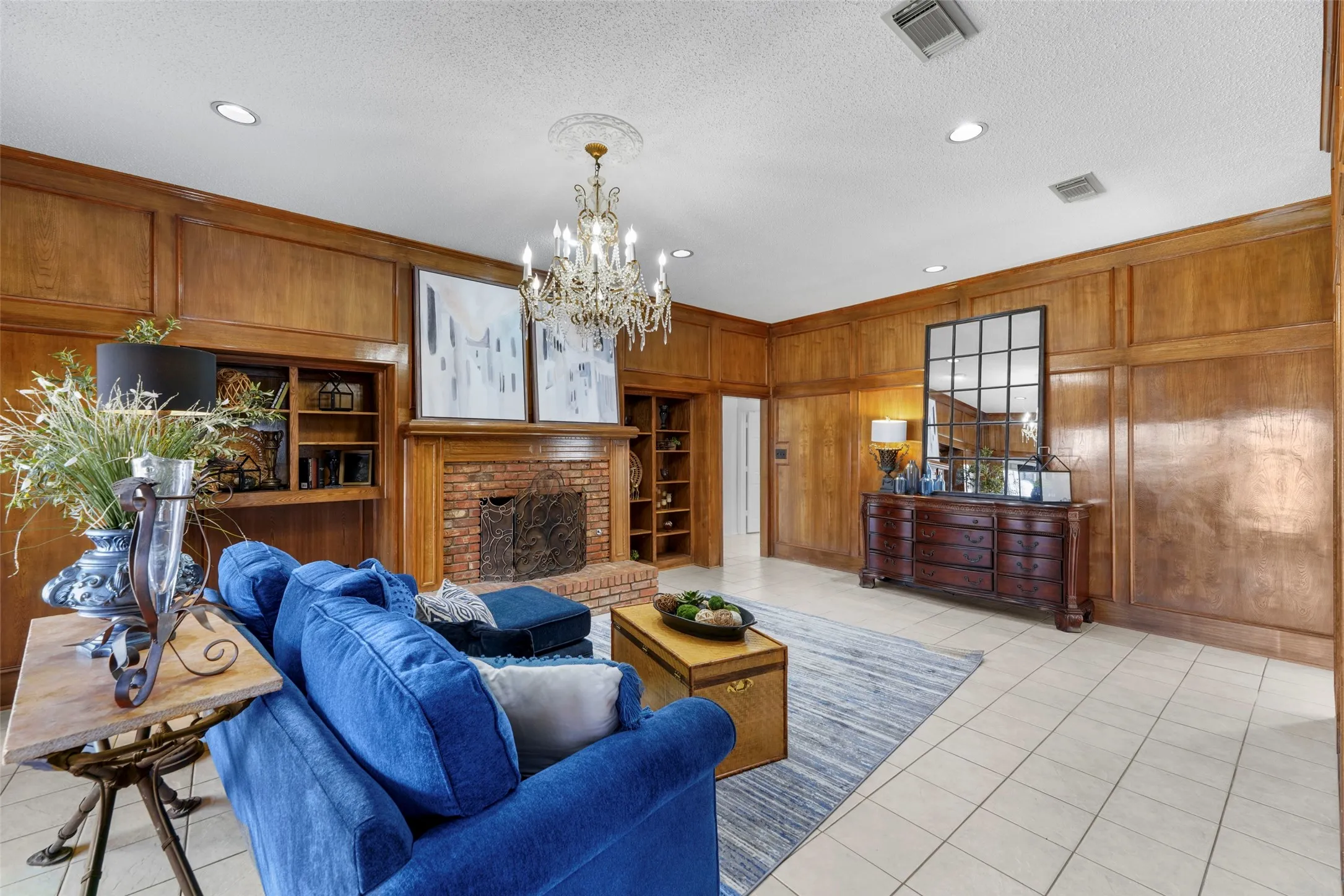 Single Family Residence For Sale in Dallas County , 6018 Raleigh Drive, Garland, Texas 75044, 3 Bedroom, 3 Bathroom, 2 Garage spaces, 2,219 Sqft, built in 1983, mls#21155108, Real Estate Agent in Garland, Homes For Sale in Dallas county, Homes For Sale in Garland, Realtor in Garland Texas, Real Estate Brokerage Independent Realty Texas, Luminita Cordes Realtor