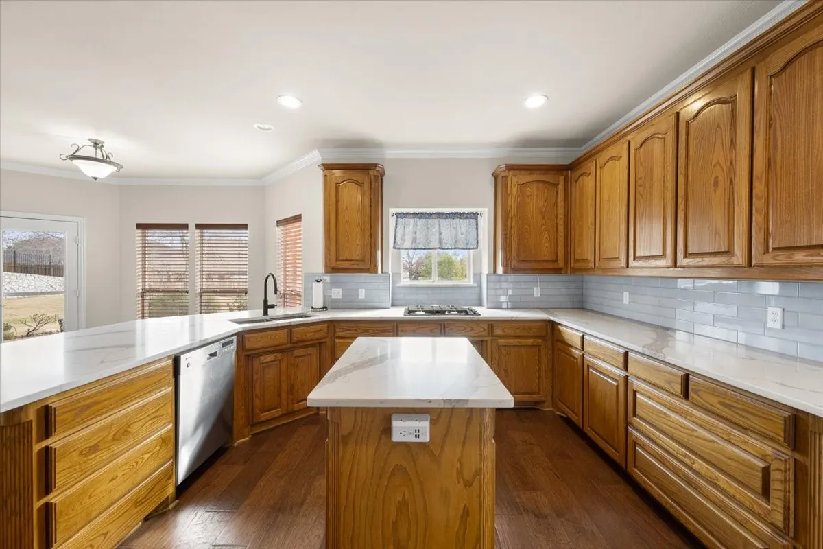 Single Family Residence For Sale in Tarrant County , 7517 Eagle Ridge Circle, Fort Worth, Texas 76179, 4 Bedroom, 3 Bathroom, 2 Garage spaces, 2,928 Sqft, built in 1999, mls#21147032, Real Estate Agent in Fort Worth, Homes For Sale in Tarrant county, Homes For Sale in Fort Worth, Realtor in Fort Worth Texas, Real Estate Brokerage Independent Realty Texas, Luminita Cordes Realtor