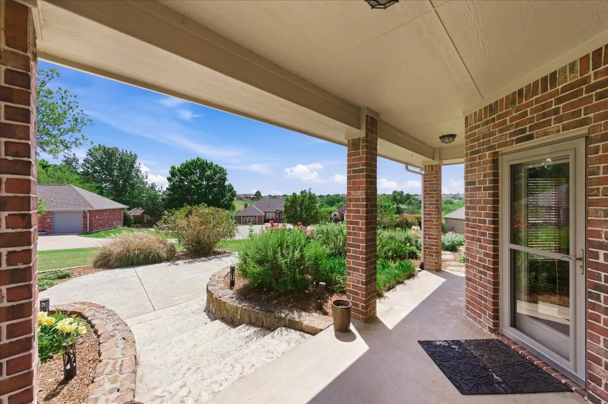 Single Family Residence For Sale in Tarrant County , 7517 Eagle Ridge Circle, Fort Worth, Texas 76179, 4 Bedroom, 3 Bathroom, 2 Garage spaces, 2,928 Sqft, built in 1999, mls#21147032, Real Estate Agent in Fort Worth, Homes For Sale in Tarrant county, Homes For Sale in Fort Worth, Realtor in Fort Worth Texas, Real Estate Brokerage Independent Realty Texas, Luminita Cordes Realtor