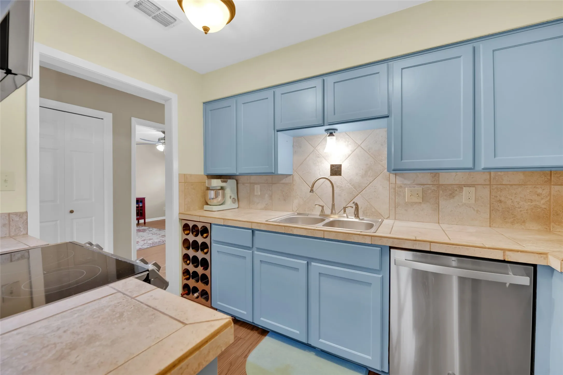 Condominium For Sale in Burnet County , 1201 Fm 1431 8, Marble Falls, Texas 78654, 3 Bedroom, 2 Bathroom, 1 Garage spaces, 1,507 Sqft, built in 1978, Price $199,000, mls#21148964, Real Estate Agent in Marble Falls, Homes For Sale in Burnet county, Homes For Sale in Marble Falls, Realtor in Marble Falls Texas, Real Estate Brokerage Independent Realty Texas, Luminita Cordes Realtor