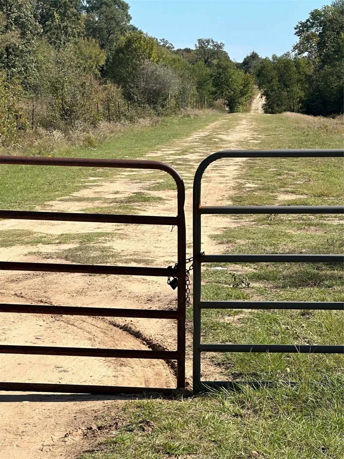 Entrance fence to private road next to PR 5401