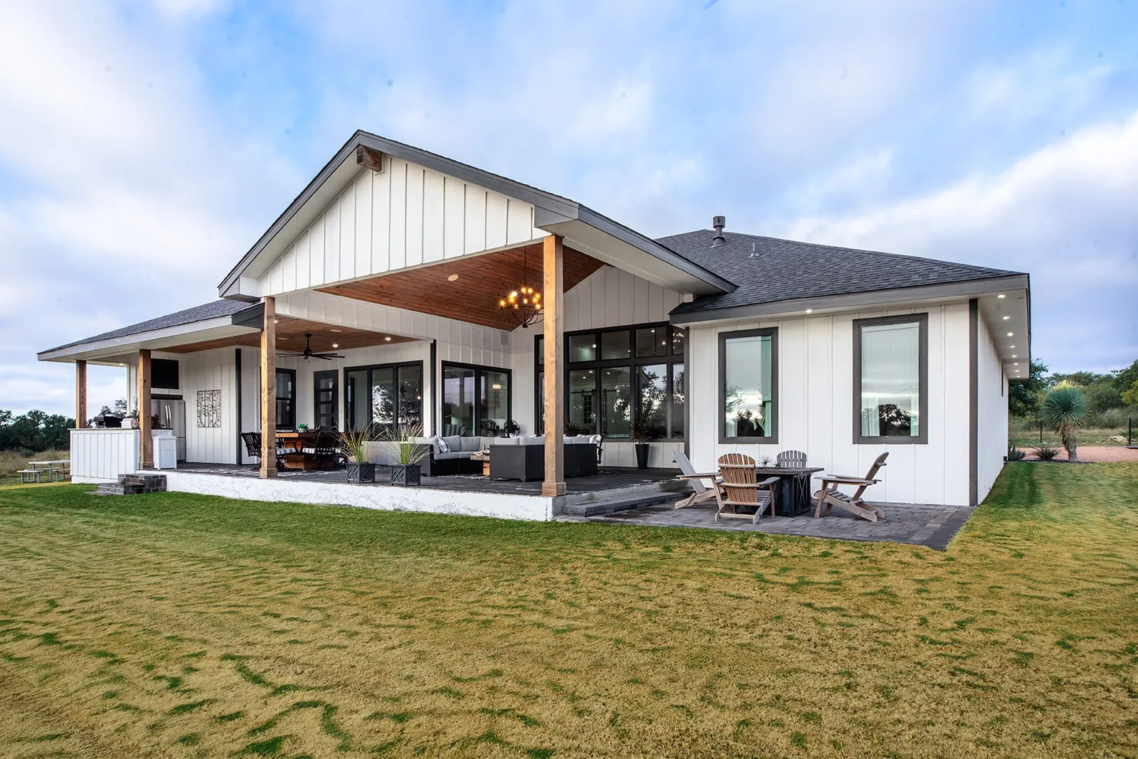 Single Family Residence For Sale in Mc Culloch County , 5550 S US Highway 87, Brady, Texas 76825, 3 Bedrooms, 2 Bathrooms, 2 Garage spaces, 2,835 Sqft, built in 2021, Preowned, Price $1,830,000, mls#21155871, Real Estate Agent in Brady, Homes For Sale in Mc Culloch county, Homes For Sale in Brady, Realtor in Brady Texas, Real Estate Brokerage Independent Realty Texas, Luminita Cordes Realtor