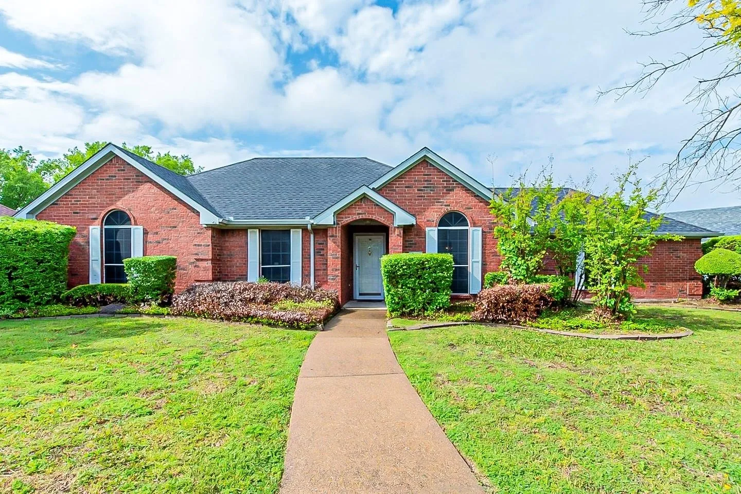 Single Family Residence For Sale in Dallas County , 4415 Haverhill Lane, Sachse, Texas 75048, 3 Bedroom, 2 Bathroom, 2 Garage spaces, 1,332 Sqft, built in 1991, mls#21155854, Real Estate Agent in Sachse, Homes For Sale in Dallas county, Homes For Sale in Sachse, Realtor in Sachse Texas, Real Estate Brokerage Independent Realty Texas, Luminita Cordes Realtor