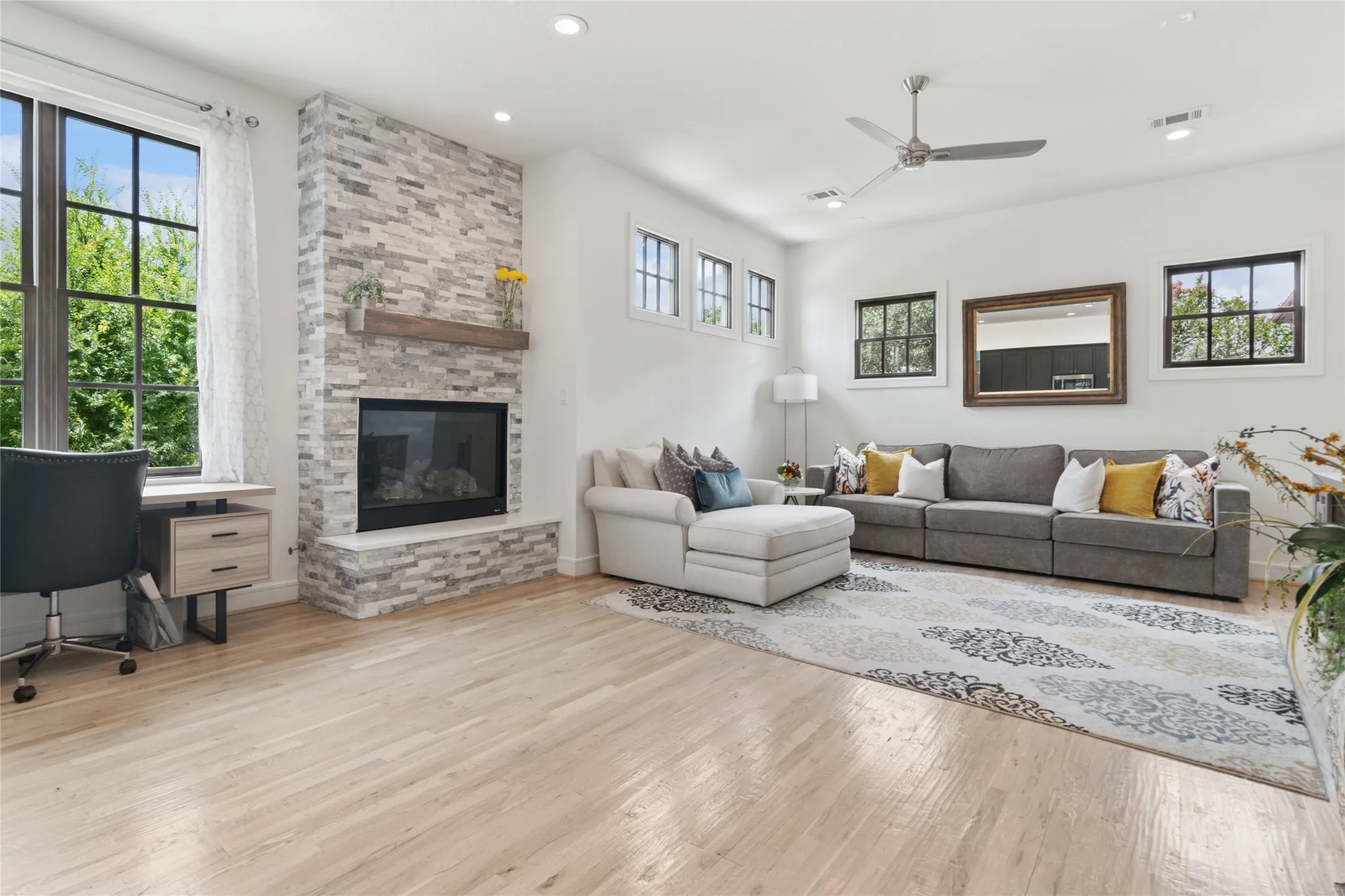 Townhouse For Sale in Dallas County , 5065 Gaston Avenue 101, Dallas, Texas 75214, 2 Bedroom, 3 Bathroom, 2 Garage spaces, 1,508 Sqft, built in 2020, Preowned, mls#21155945, Real Estate Agent in Dallas, Homes For Sale in Dallas county, Homes For Sale in Dallas, Realtor in Dallas Texas, Real Estate Brokerage Independent Realty Texas, Luminita Cordes Realtor