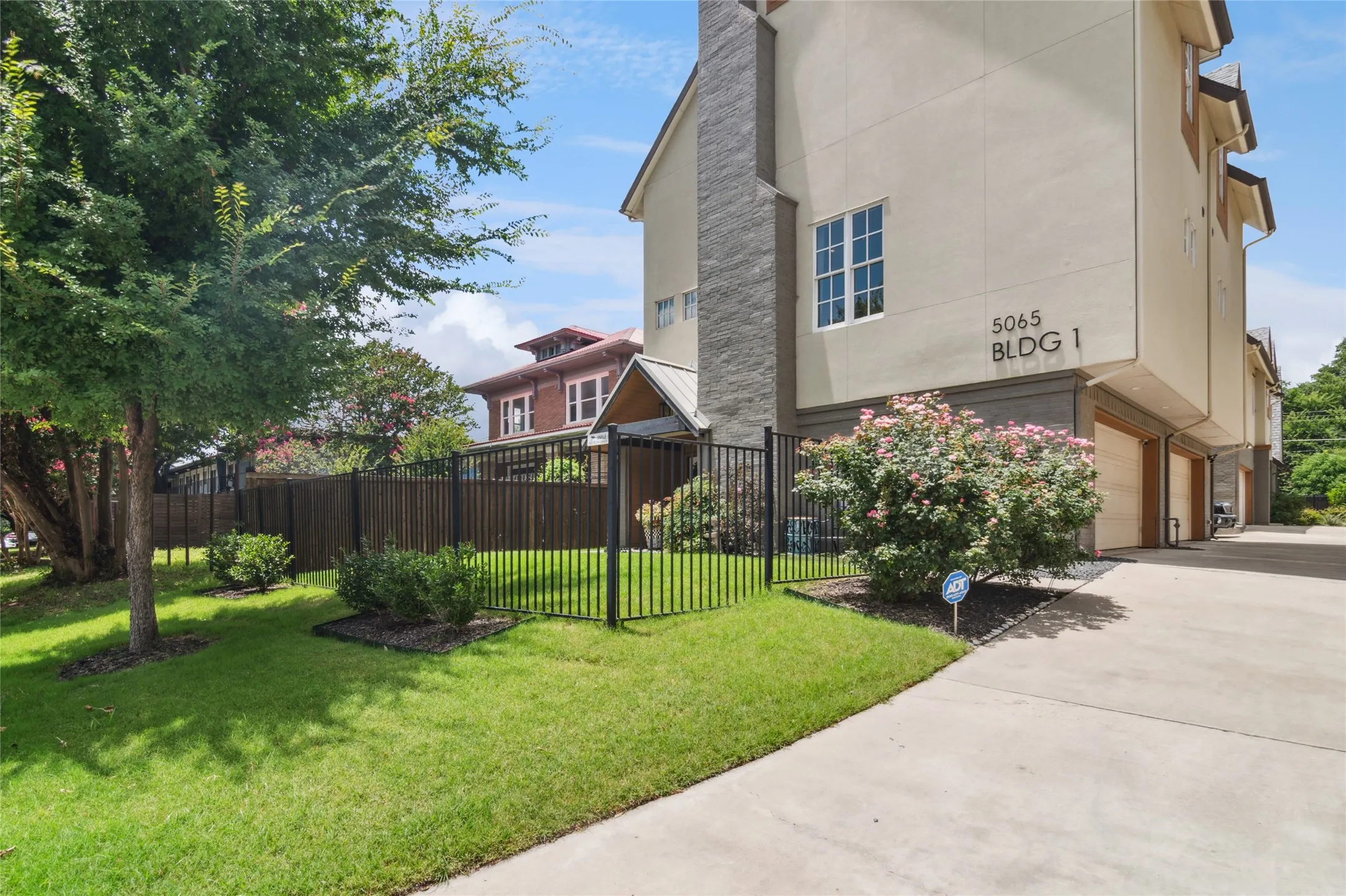 Townhouse For Sale in Dallas County , 5065 Gaston Avenue 101, Dallas, Texas 75214, 2 Bedroom, 3 Bathroom, 2 Garage spaces, 1,508 Sqft, built in 2020, Preowned, mls#21155945, Real Estate Agent in Dallas, Homes For Sale in Dallas county, Homes For Sale in Dallas, Realtor in Dallas Texas, Real Estate Brokerage Independent Realty Texas, Luminita Cordes Realtor