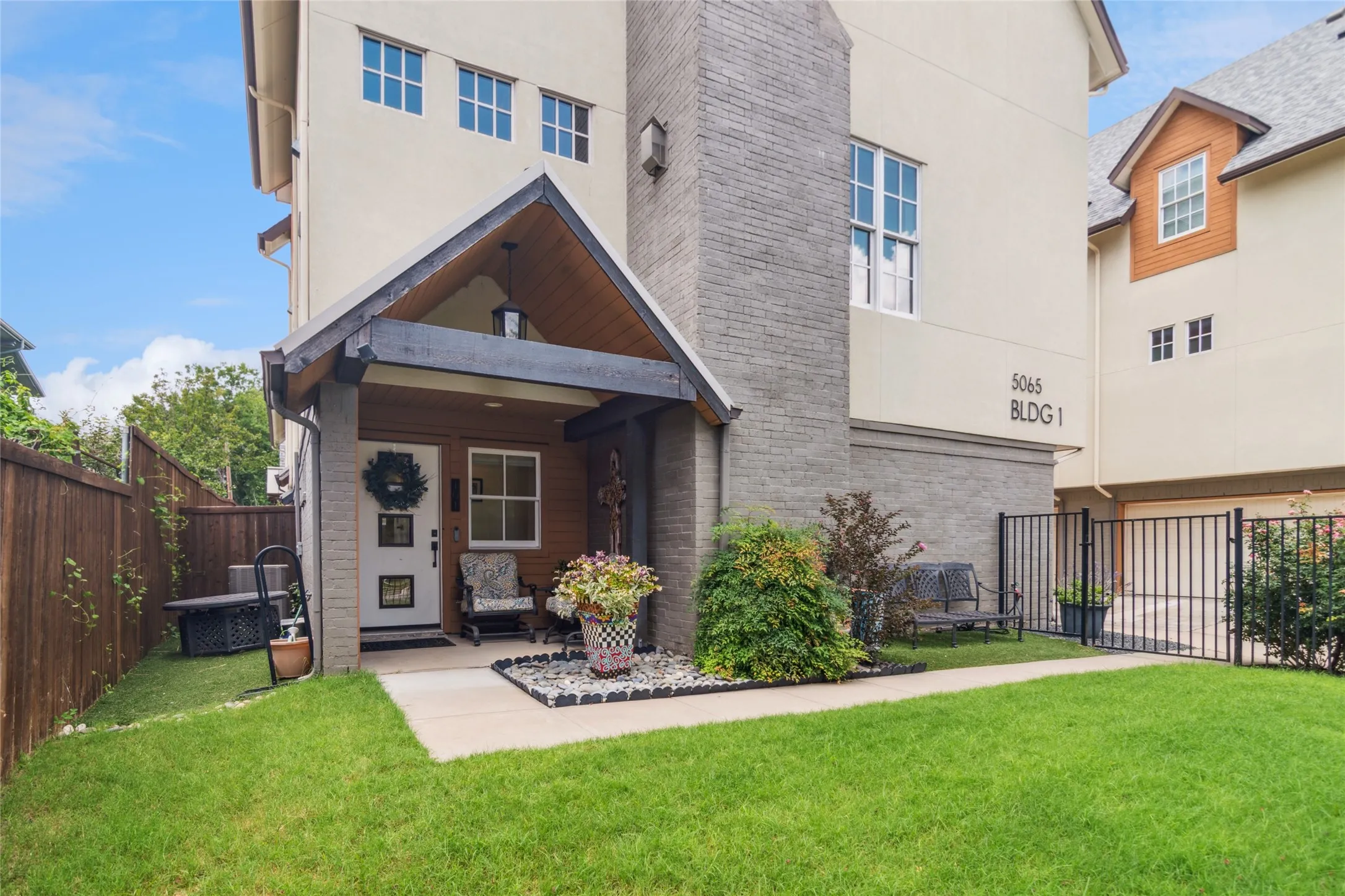 Townhouse For Sale in Dallas County , 5065 Gaston Avenue 101, Dallas, Texas 75214, 2 Bedroom, 3 Bathroom, 2 Garage spaces, 1,508 Sqft, built in 2020, Preowned, mls#21155945, Real Estate Agent in Dallas, Homes For Sale in Dallas county, Homes For Sale in Dallas, Realtor in Dallas Texas, Real Estate Brokerage Independent Realty Texas, Luminita Cordes Realtor