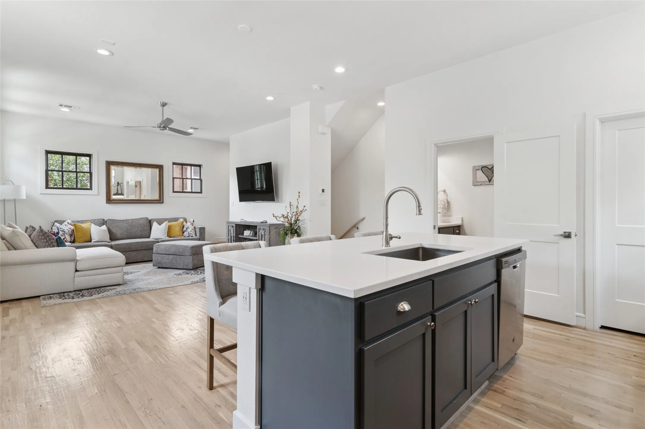 Townhouse For Sale in Dallas County , 5065 Gaston Avenue 101, Dallas, Texas 75214, 2 Bedroom, 3 Bathroom, 2 Garage spaces, 1,508 Sqft, built in 2020, Preowned, mls#21155945, Real Estate Agent in Dallas, Homes For Sale in Dallas county, Homes For Sale in Dallas, Realtor in Dallas Texas, Real Estate Brokerage Independent Realty Texas, Luminita Cordes Realtor