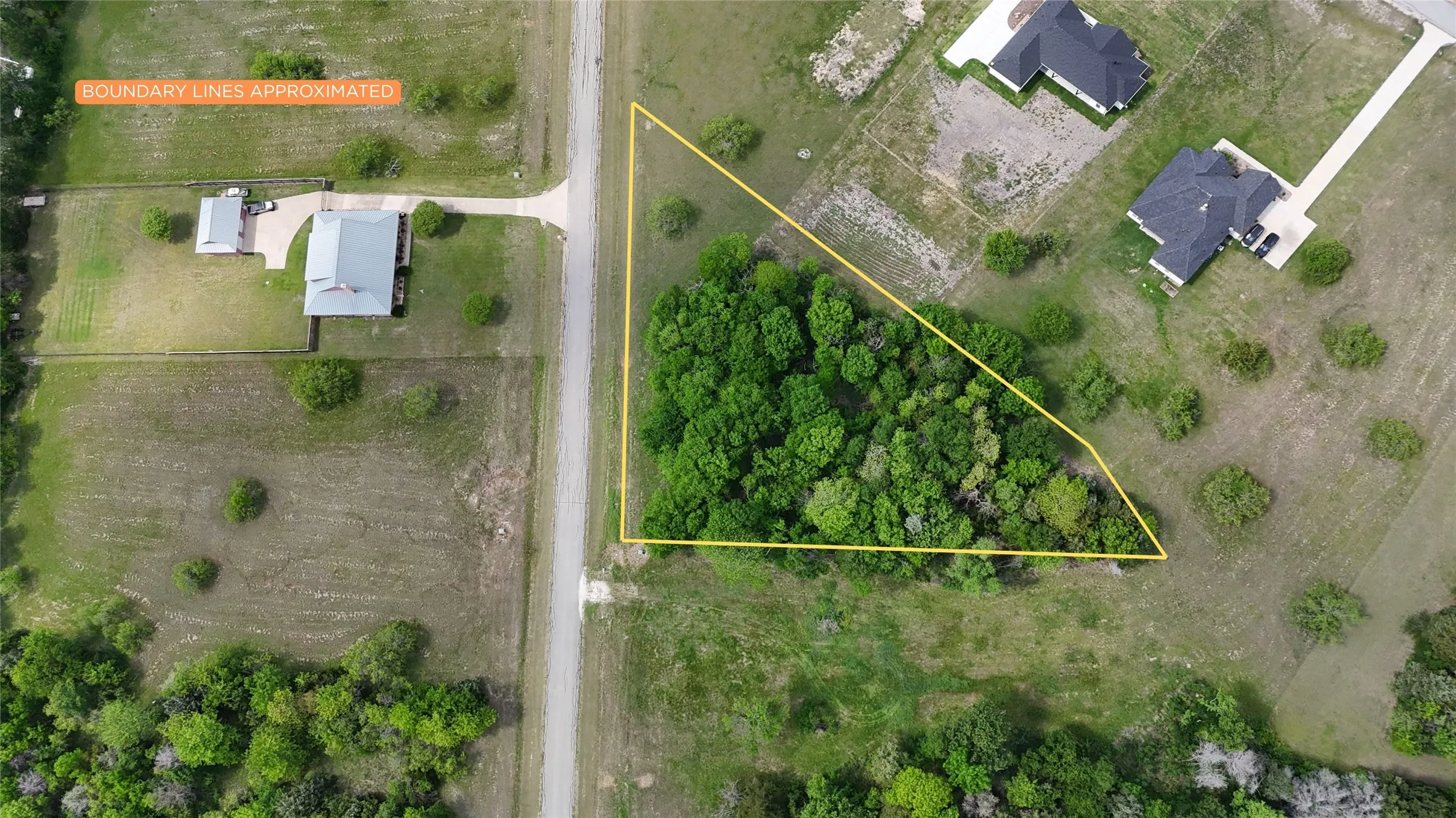 Approximate boundary lines illustrate the distinctive shape and wooded character of Lot 194 in The Shores near Richland Chambers Lake.