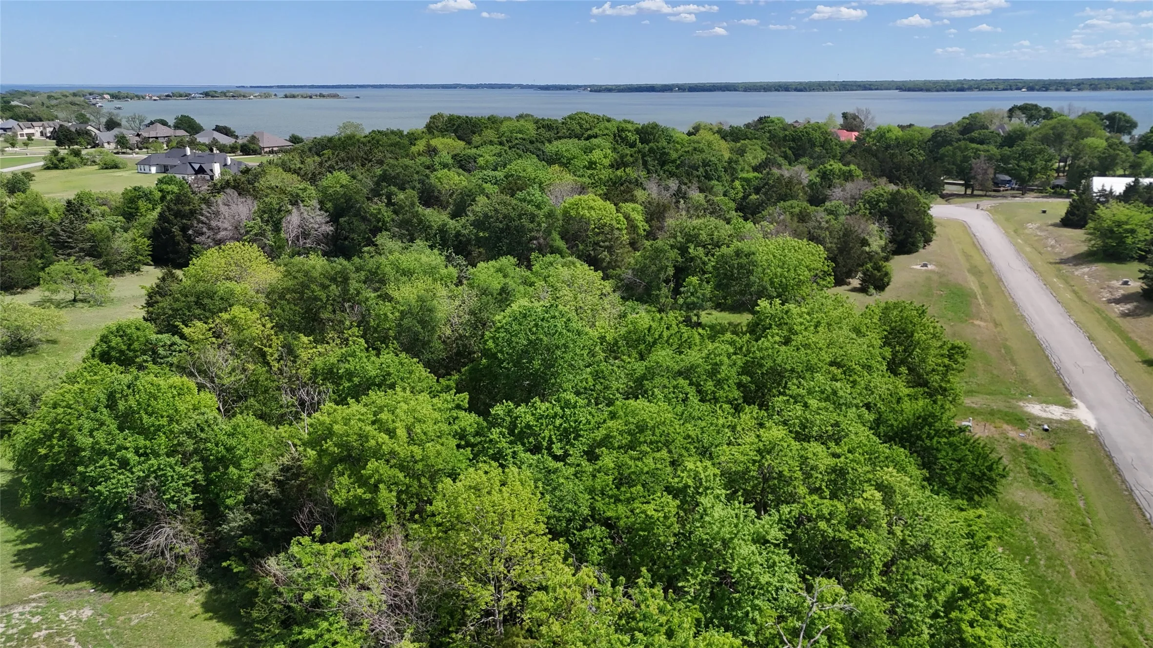 Wide-area view shows Lot 194's location near Richland Chambers Lake, an appealing setting for a full-time residence or vacation retreat.