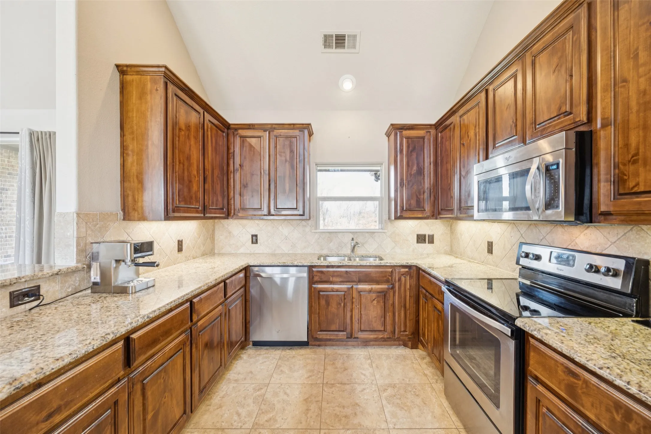 Single Family Residence For Sale in Wood County , 370 Private Road 5291, Yantis, Texas 75497, 3 Bedroom, 2 Bathroom, 2 Garage spaces, 2,050 Sqft, built in 2013, Preowned, Price $585,000, mls#21148522, Real Estate Agent in Yantis, Homes For Sale in Wood county, Homes For Sale in Yantis, Realtor in Yantis Texas, Real Estate Brokerage Independent Realty Texas, Luminita Cordes Realtor