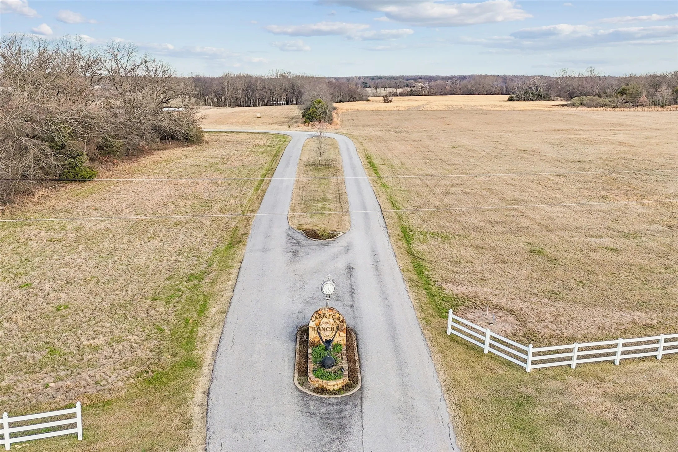 Single Family Residence For Sale in Wood County , 370 Private Road 5291, Yantis, Texas 75497, 3 Bedroom, 2 Bathroom, 2 Garage spaces, 2,050 Sqft, built in 2013, Preowned, Price $585,000, mls#21148522, Real Estate Agent in Yantis, Homes For Sale in Wood county, Homes For Sale in Yantis, Realtor in Yantis Texas, Real Estate Brokerage Independent Realty Texas, Luminita Cordes Realtor