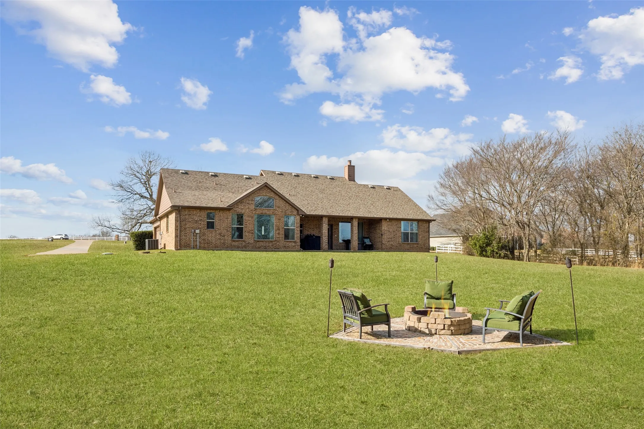 Single Family Residence For Sale in Wood County , 370 Private Road 5291, Yantis, Texas 75497, 3 Bedroom, 2 Bathroom, 2 Garage spaces, 2,050 Sqft, built in 2013, Preowned, Price $585,000, mls#21148522, Real Estate Agent in Yantis, Homes For Sale in Wood county, Homes For Sale in Yantis, Realtor in Yantis Texas, Real Estate Brokerage Independent Realty Texas, Luminita Cordes Realtor