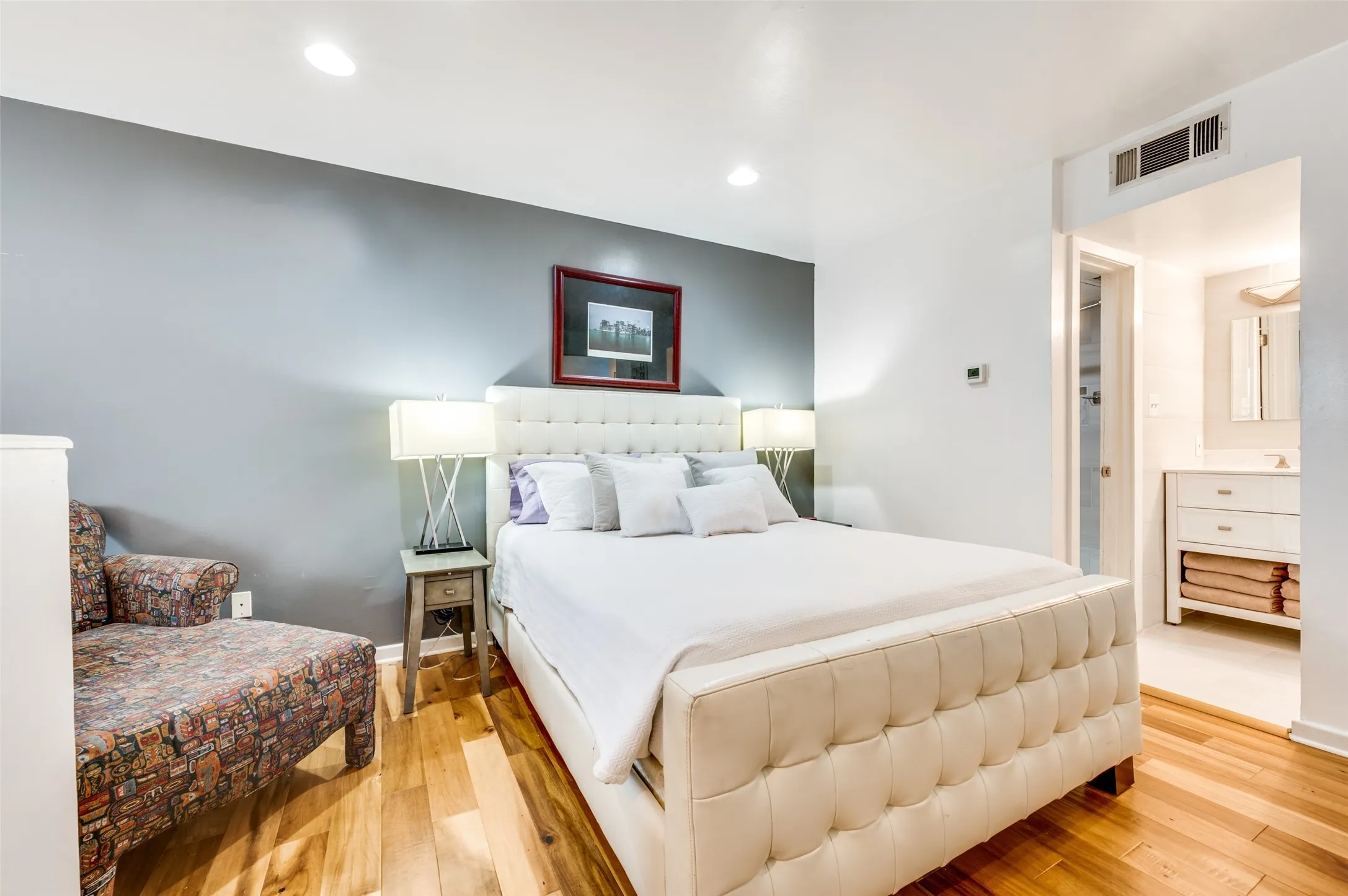 Condominium For Sale in Dallas County , 4130 Newton Avenue D, Dallas, Texas 75219, 1 Bedroom, 2 Bathroom, Garage spaces, 1,208 Sqft, built in 1974, Preowned, mls#21156213, Real Estate Agent in Dallas, Homes For Sale in Dallas county, Homes For Sale in Dallas, Realtor in Dallas Texas, Real Estate Brokerage Independent Realty Texas, Luminita Cordes Realtor