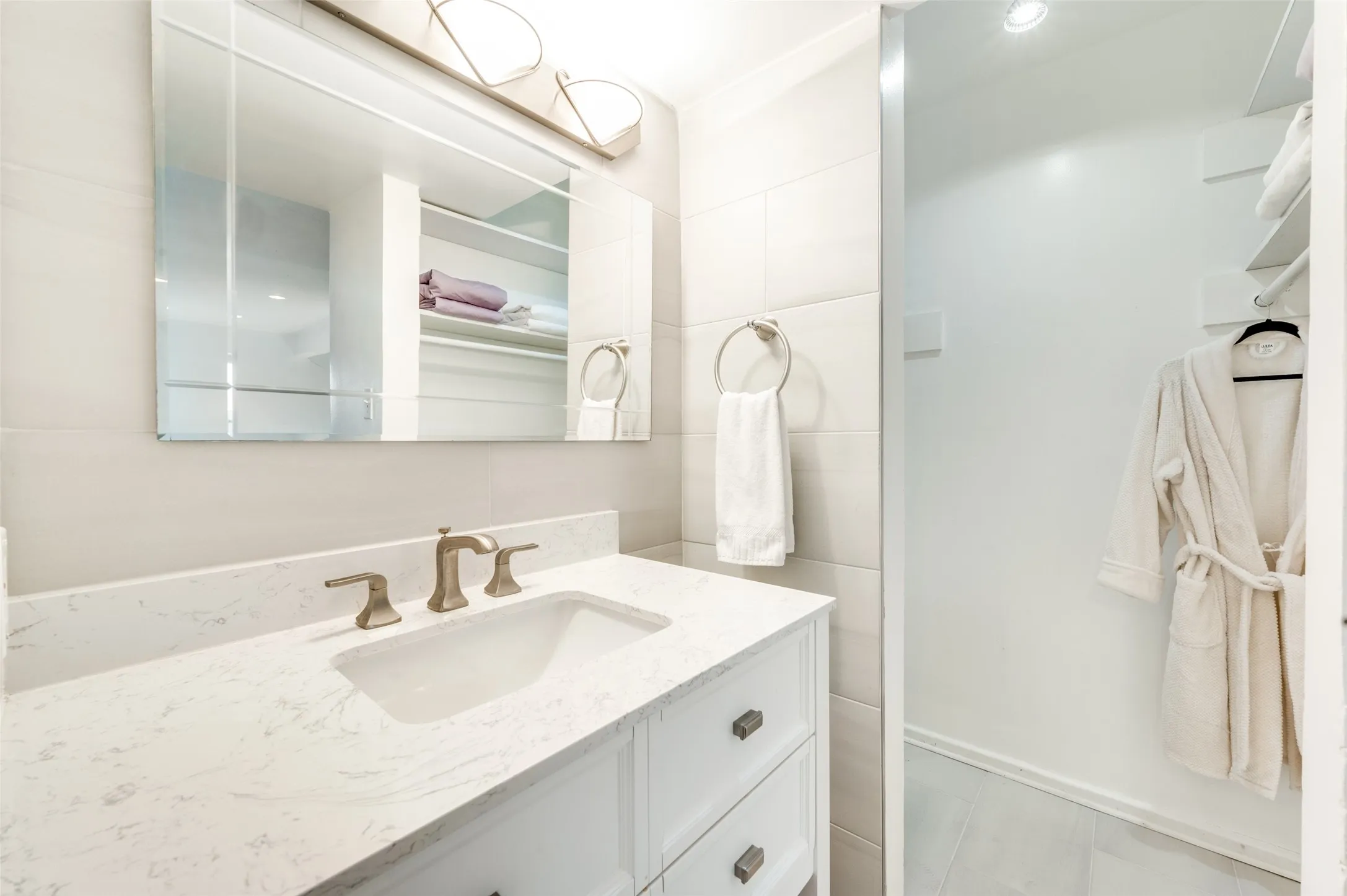 Condominium For Sale in Dallas County , 4130 Newton Avenue D, Dallas, Texas 75219, 1 Bedroom, 2 Bathroom, Garage spaces, 1,208 Sqft, built in 1974, Preowned, mls#21156213, Real Estate Agent in Dallas, Homes For Sale in Dallas county, Homes For Sale in Dallas, Realtor in Dallas Texas, Real Estate Brokerage Independent Realty Texas, Luminita Cordes Realtor