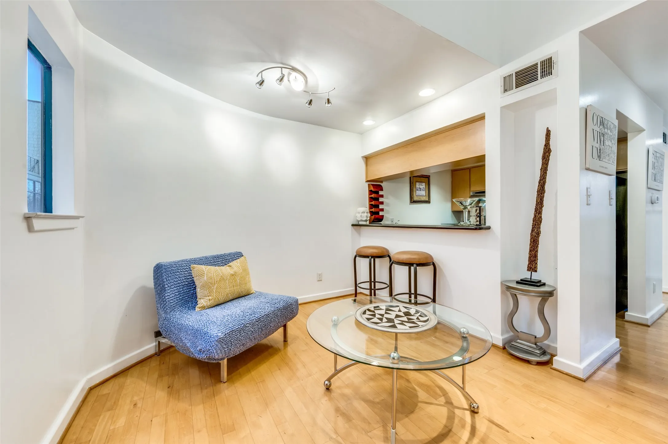 Condominium For Sale in Dallas County , 4130 Newton Avenue D, Dallas, Texas 75219, 1 Bedroom, 2 Bathroom, Garage spaces, 1,208 Sqft, built in 1974, Preowned, mls#21156213, Real Estate Agent in Dallas, Homes For Sale in Dallas county, Homes For Sale in Dallas, Realtor in Dallas Texas, Real Estate Brokerage Independent Realty Texas, Luminita Cordes Realtor
