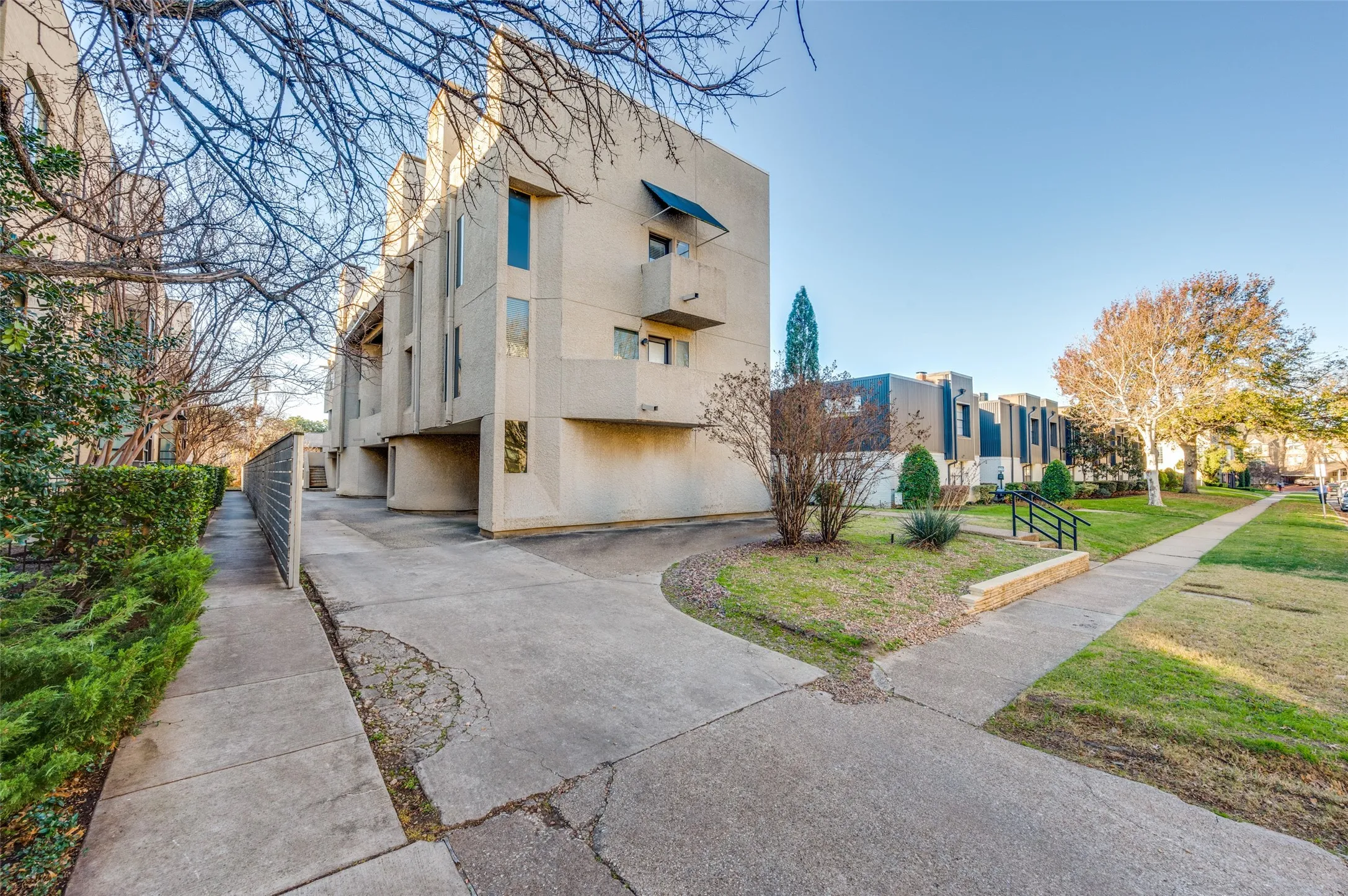 Condominium For Sale in Dallas County , 4130 Newton Avenue D, Dallas, Texas 75219, 1 Bedroom, 2 Bathroom, Garage spaces, 1,208 Sqft, built in 1974, Preowned, mls#21156213, Real Estate Agent in Dallas, Homes For Sale in Dallas county, Homes For Sale in Dallas, Realtor in Dallas Texas, Real Estate Brokerage Independent Realty Texas, Luminita Cordes Realtor