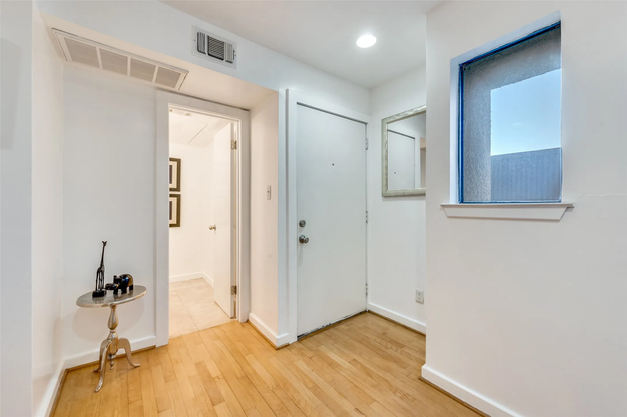 Condominium For Sale in Dallas County , 4130 Newton Avenue D, Dallas, Texas 75219, 1 Bedroom, 2 Bathroom, Garage spaces, 1,208 Sqft, built in 1974, Preowned, mls#21156213, Real Estate Agent in Dallas, Homes For Sale in Dallas county, Homes For Sale in Dallas, Realtor in Dallas Texas, Real Estate Brokerage Independent Realty Texas, Luminita Cordes Realtor
