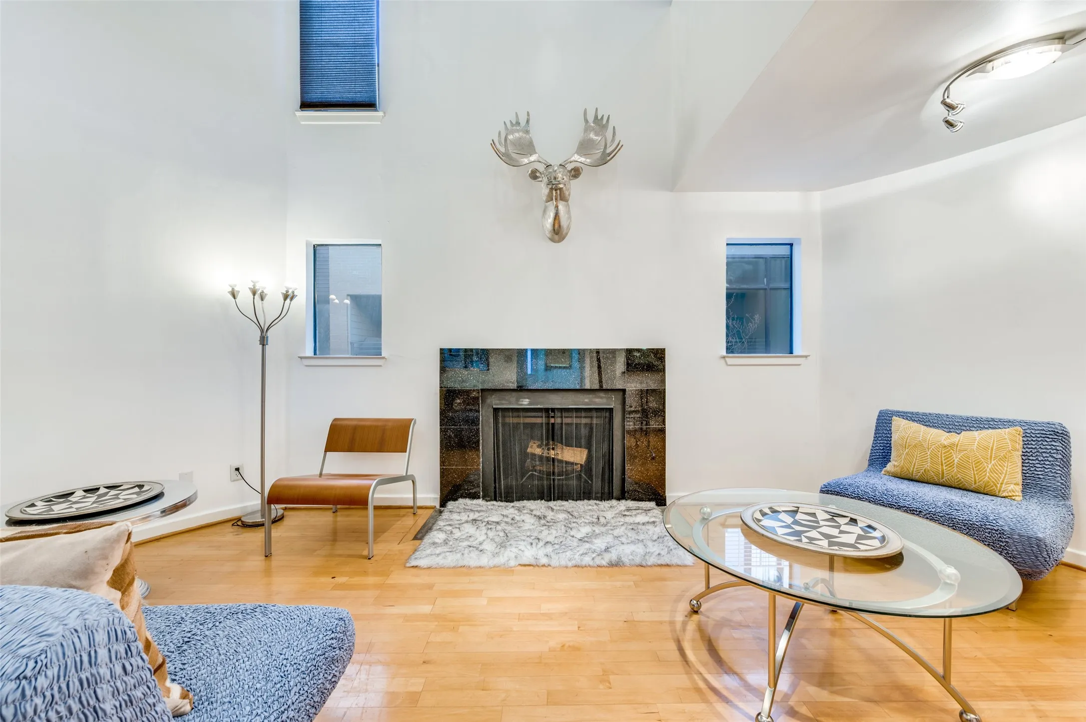 Condominium For Sale in Dallas County , 4130 Newton Avenue D, Dallas, Texas 75219, 1 Bedroom, 2 Bathroom, Garage spaces, 1,208 Sqft, built in 1974, Preowned, mls#21156213, Real Estate Agent in Dallas, Homes For Sale in Dallas county, Homes For Sale in Dallas, Realtor in Dallas Texas, Real Estate Brokerage Independent Realty Texas, Luminita Cordes Realtor