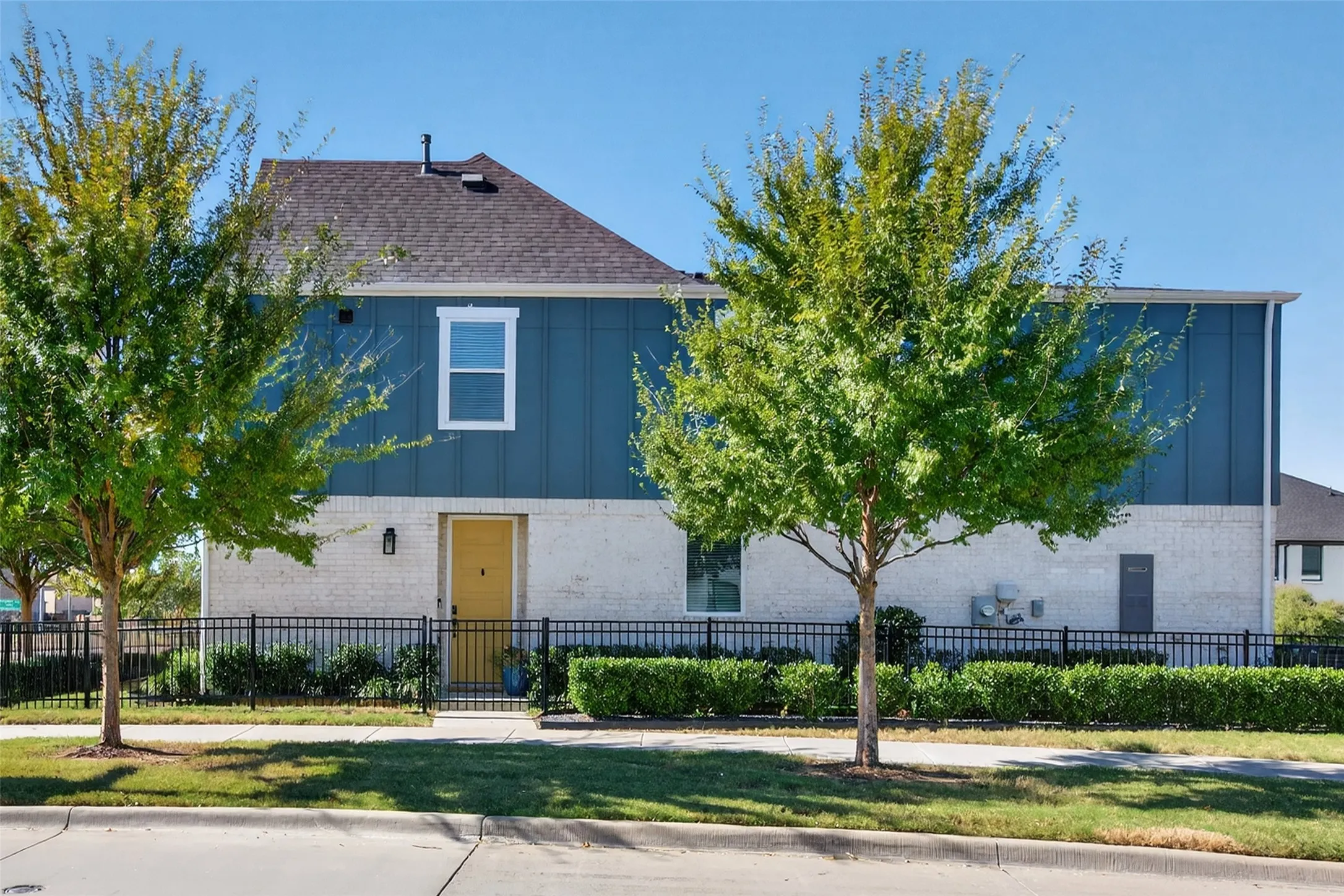 Townhouse For Sale in Tarrant County , 7696 Resting Mews, North Richland Hills, Texas 76182, 3 Bedroom, 3 Bathroom, 2 Garage spaces, 1,501 Sqft, built in 2020, mls#21156151, Real Estate Agent in North Richland Hills, Homes For Sale in Tarrant county, Homes For Sale in North Richland Hills, Realtor in North Richland Hills Texas, Real Estate Brokerage Independent Realty Texas, Luminita Cordes Realtor