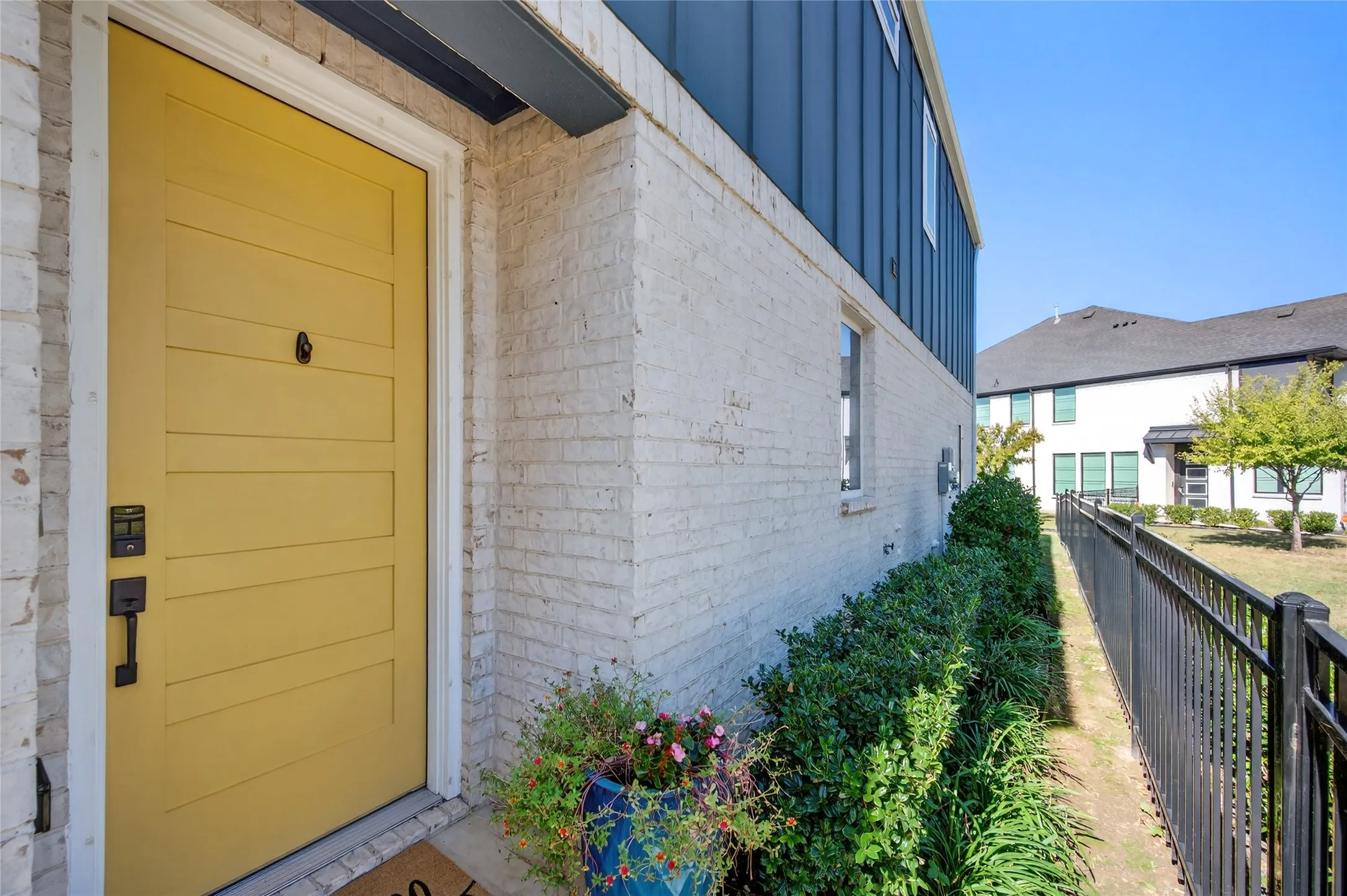 Townhouse For Sale in Tarrant County , 7696 Resting Mews, North Richland Hills, Texas 76182, 3 Bedroom, 3 Bathroom, 2 Garage spaces, 1,501 Sqft, built in 2020, mls#21156151, Real Estate Agent in North Richland Hills, Homes For Sale in Tarrant county, Homes For Sale in North Richland Hills, Realtor in North Richland Hills Texas, Real Estate Brokerage Independent Realty Texas, Luminita Cordes Realtor