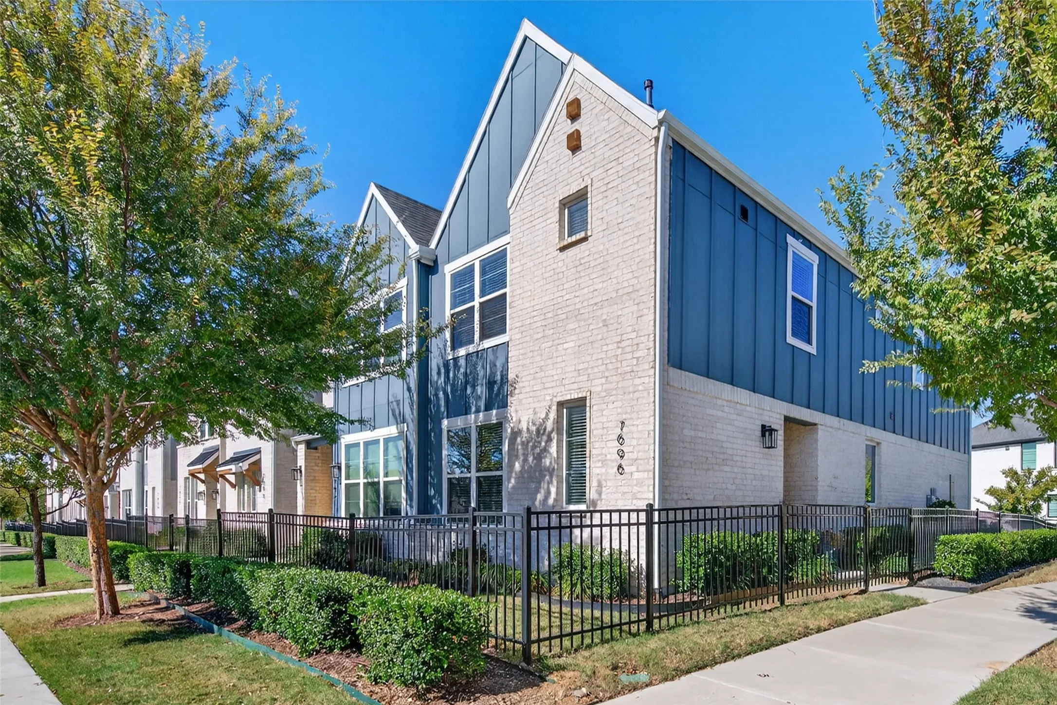 Townhouse For Sale in Tarrant County , 7696 Resting Mews, North Richland Hills, Texas 76182, 3 Bedroom, 3 Bathroom, 2 Garage spaces, 1,501 Sqft, built in 2020, mls#21156151, Real Estate Agent in North Richland Hills, Homes For Sale in Tarrant county, Homes For Sale in North Richland Hills, Realtor in North Richland Hills Texas, Real Estate Brokerage Independent Realty Texas, Luminita Cordes Realtor