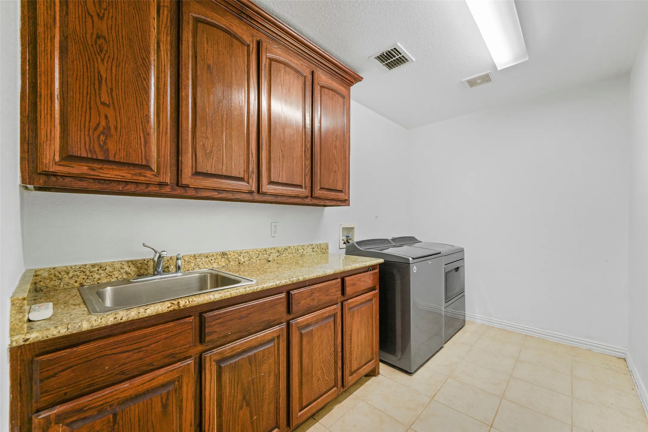 Single Family Residence For Sale in Rockwall County , 5707 Ranger Drive, Rockwall, Texas 75032, 3 Bedrooms, 3 Bathrooms, 2 Garage spaces, 2,488 Sqft, built in 2007, Price $449,000, mls#21156296, Real Estate Agent in Rockwall, Homes For Sale in Rockwall county, Homes For Sale in Rockwall, Realtor in Rockwall Texas, Real Estate Brokerage Independent Realty Texas, Luminita Cordes Realtor