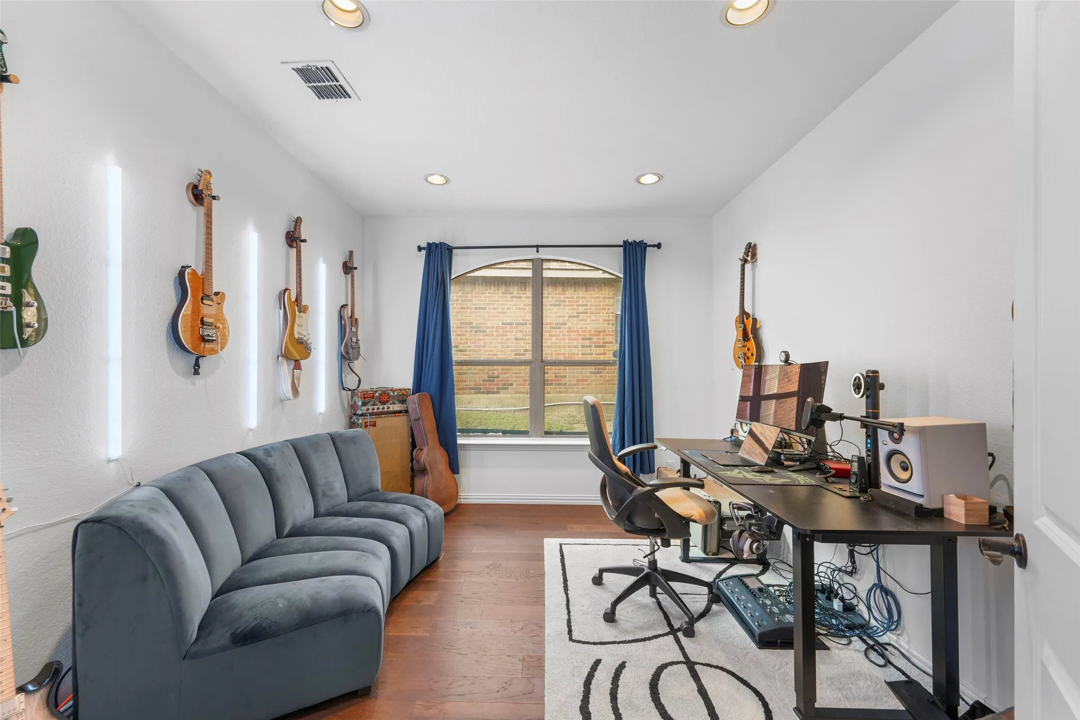 Single Family Residence For Sale in Rockwall County , 5707 Ranger Drive, Rockwall, Texas 75032, 3 Bedrooms, 3 Bathrooms, 2 Garage spaces, 2,488 Sqft, built in 2007, Price $449,000, mls#21156296, Real Estate Agent in Rockwall, Homes For Sale in Rockwall county, Homes For Sale in Rockwall, Realtor in Rockwall Texas, Real Estate Brokerage Independent Realty Texas, Luminita Cordes Realtor