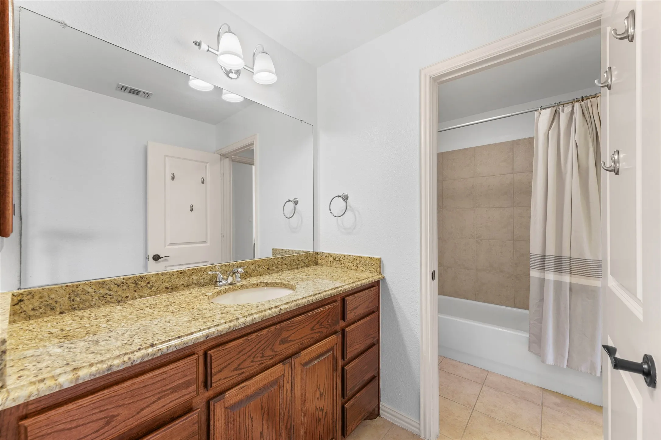 Single Family Residence For Sale in Rockwall County , 5707 Ranger Drive, Rockwall, Texas 75032, 3 Bedrooms, 3 Bathrooms, 2 Garage spaces, 2,488 Sqft, built in 2007, Price $449,000, mls#21156296, Real Estate Agent in Rockwall, Homes For Sale in Rockwall county, Homes For Sale in Rockwall, Realtor in Rockwall Texas, Real Estate Brokerage Independent Realty Texas, Luminita Cordes Realtor