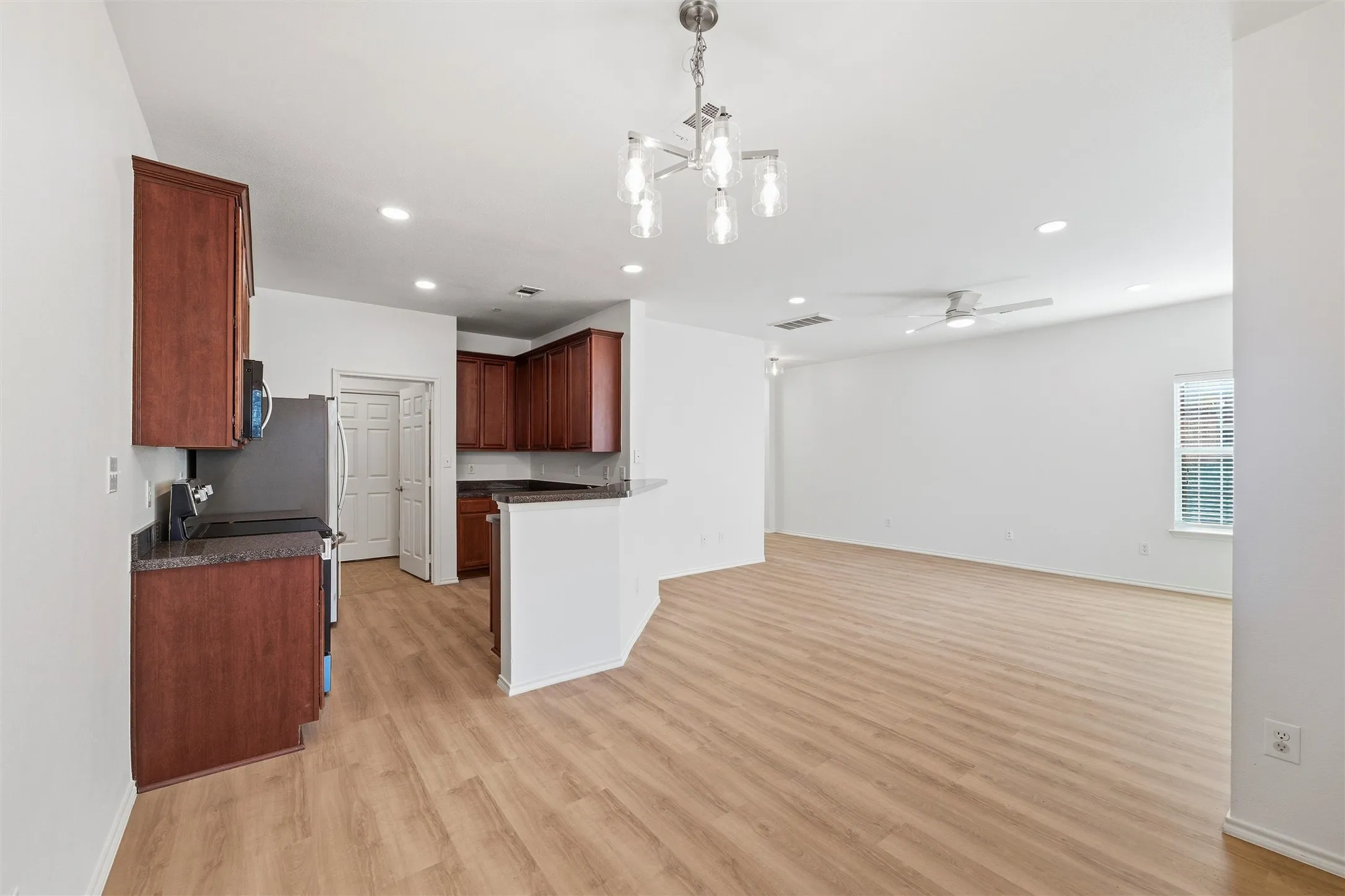 Townhouse For Sale in Collin County , 3221 Judge Holland Lane, Plano, Texas 75025, 3 Bedroom, 3 Bathroom, 2 Garage spaces, 1,597 Sqft, built in 2004, Price $339,000, mls#21152148, Real Estate Agent in Plano, Homes For Sale in Collin county, Homes For Sale in Plano, Realtor in Plano Texas, Real Estate Brokerage Independent Realty Texas, Luminita Cordes Realtor