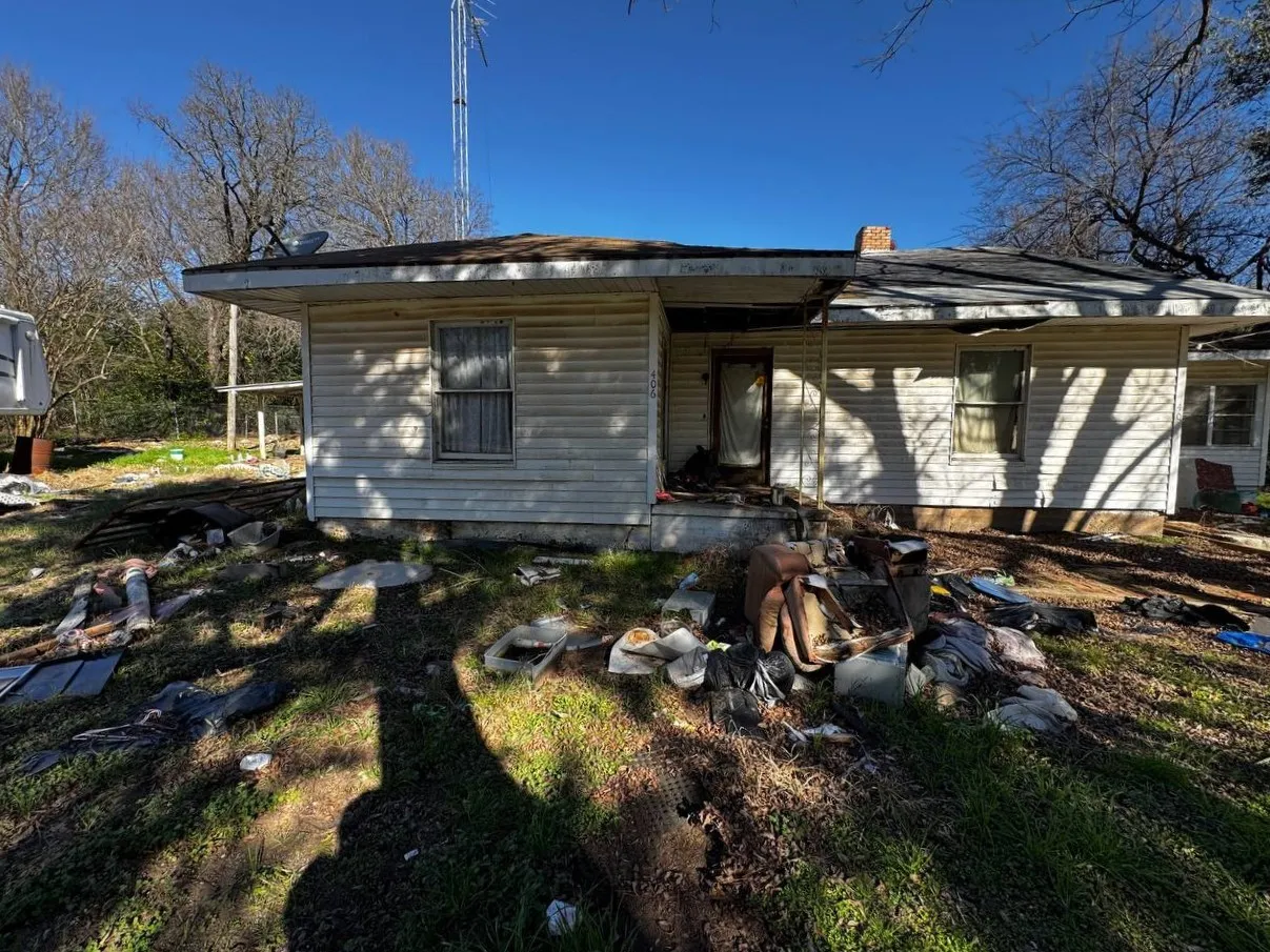 Single Family Residence For Sale in Limestone County , 406 S 2nd Street, Tehuacana, Texas 76635, 2 Bedrooms, 2 Bathrooms, 1 Garage spaces, 2,282 Sqft, built in 1985, Price $59,000, mls#21156339, Real Estate Agent in Tehuacana, Homes For Sale in Limestone county, Homes For Sale in Tehuacana, Realtor in Tehuacana Texas, Real Estate Brokerage Independent Realty Texas, Luminita Cordes Realtor