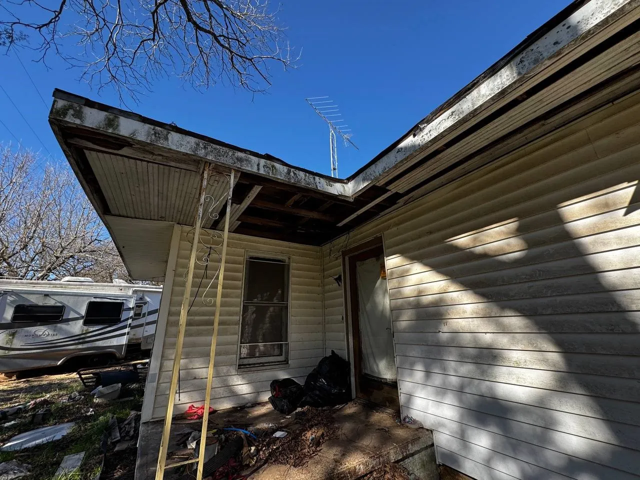 Single Family Residence For Sale in Limestone County , 406 S 2nd Street, Tehuacana, Texas 76635, 2 Bedrooms, 2 Bathrooms, 1 Garage spaces, 2,282 Sqft, built in 1985, Price $59,000, mls#21156339, Real Estate Agent in Tehuacana, Homes For Sale in Limestone county, Homes For Sale in Tehuacana, Realtor in Tehuacana Texas, Real Estate Brokerage Independent Realty Texas, Luminita Cordes Realtor
