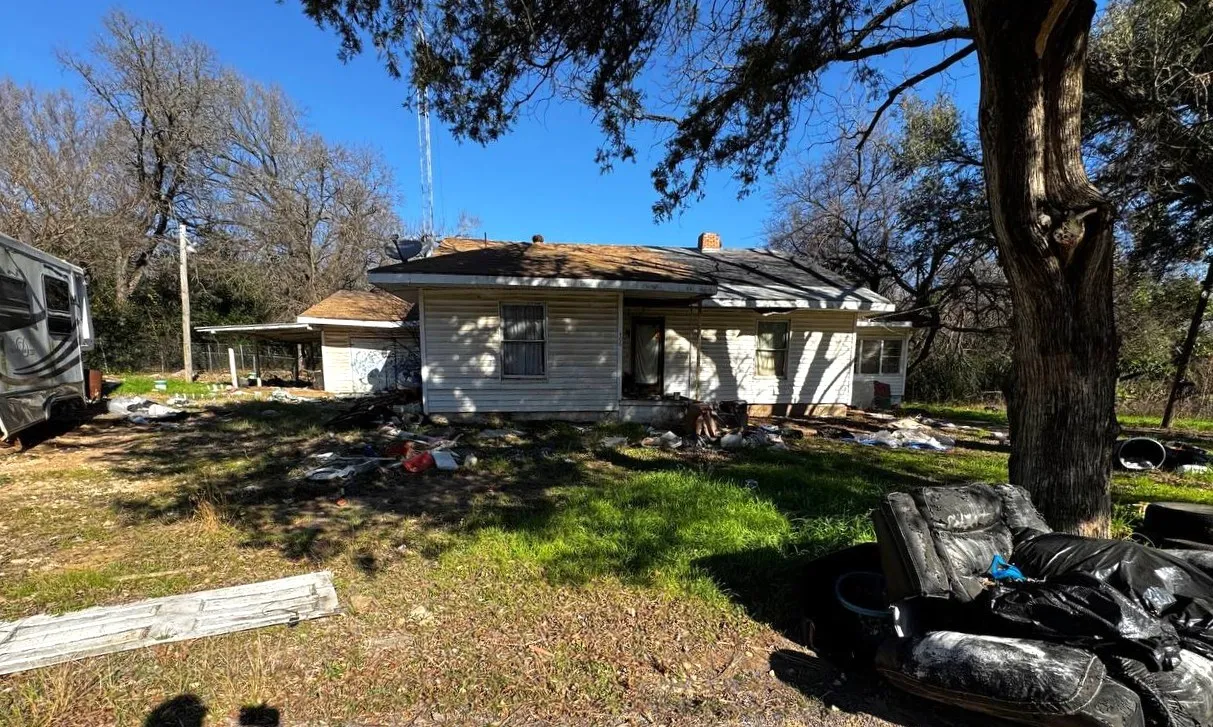Single Family Residence For Sale in Limestone County , 406 S 2nd Street, Tehuacana, Texas 76635, 2 Bedrooms, 2 Bathrooms, 1 Garage spaces, 2,282 Sqft, built in 1985, Price $59,000, mls#21156339, Real Estate Agent in Tehuacana, Homes For Sale in Limestone county, Homes For Sale in Tehuacana, Realtor in Tehuacana Texas, Real Estate Brokerage Independent Realty Texas, Luminita Cordes Realtor