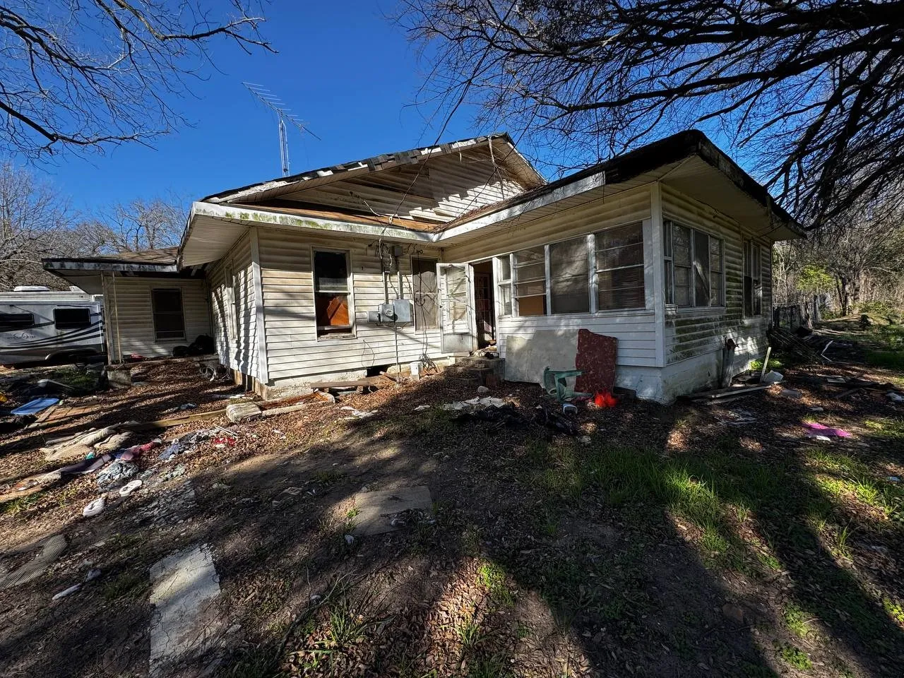 Single Family Residence For Sale in Limestone County , 406 S 2nd Street, Tehuacana, Texas 76635, 2 Bedrooms, 2 Bathrooms, 1 Garage spaces, 2,282 Sqft, built in 1985, Price $59,000, mls#21156339, Real Estate Agent in Tehuacana, Homes For Sale in Limestone county, Homes For Sale in Tehuacana, Realtor in Tehuacana Texas, Real Estate Brokerage Independent Realty Texas, Luminita Cordes Realtor