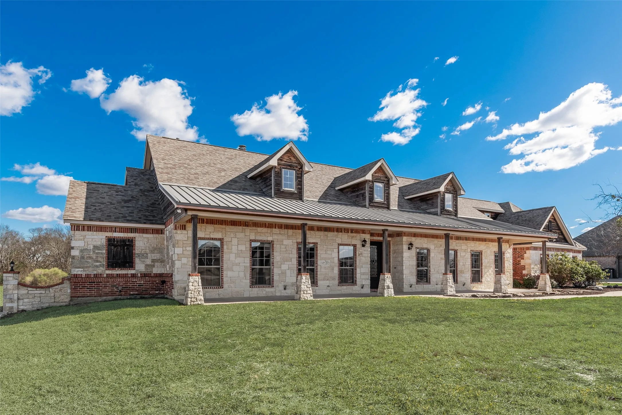 Single Family Residence For Sale in Kaufman County , 1088 SHADOW LAKES Drive, Wills Point, Texas 75169, 4 Bedroom, 3 Bathroom, 3 Garage spaces, 4,402 Sqft, built in 2007, Preowned, mls#21156093, Real Estate Agent in Wills Point, Homes For Sale in Kaufman county, Homes For Sale in Wills Point, Realtor in Wills Point Texas, Real Estate Brokerage Independent Realty Texas, Luminita Cordes Realtor