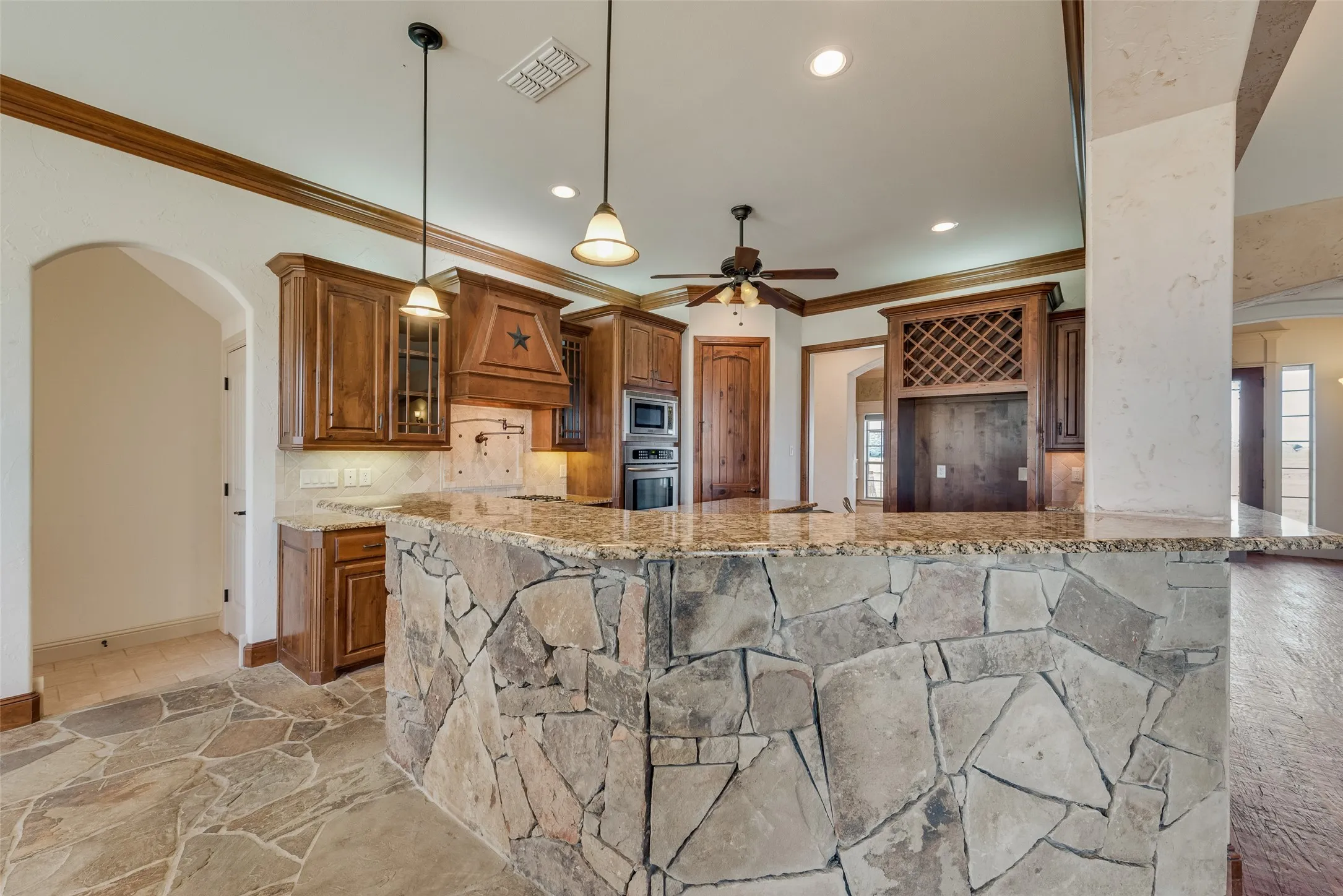 Single Family Residence For Sale in Kaufman County , 1088 SHADOW LAKES Drive, Wills Point, Texas 75169, 4 Bedroom, 3 Bathroom, 3 Garage spaces, 4,402 Sqft, built in 2007, Preowned, mls#21156093, Real Estate Agent in Wills Point, Homes For Sale in Kaufman county, Homes For Sale in Wills Point, Realtor in Wills Point Texas, Real Estate Brokerage Independent Realty Texas, Luminita Cordes Realtor